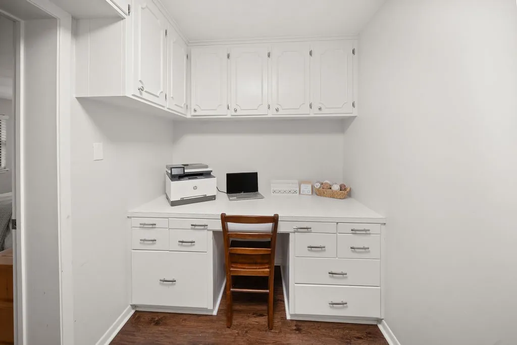 Single Family Residence For Sale in Smith County , 2829 Yorktown Drive, Tyler, Texas 75701, 4 Bedroom, 4 Bathroom, 3 Garage spaces, 3,160 Sqft, built in 1965, mls#21336947, Real Estate Agent in Tyler, Homes For Sale in Smith county, Homes For Sale in Tyler, Realtor in Tyler Texas, Real Estate Brokerage Independent Realty Texas, Luminita Cordes Realtor