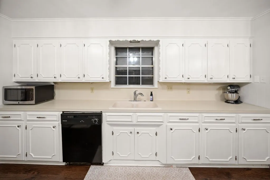 Single Family Residence For Sale in Smith County , 2829 Yorktown Drive, Tyler, Texas 75701, 4 Bedroom, 4 Bathroom, 3 Garage spaces, 3,160 Sqft, built in 1965, mls#21336947, Real Estate Agent in Tyler, Homes For Sale in Smith county, Homes For Sale in Tyler, Realtor in Tyler Texas, Real Estate Brokerage Independent Realty Texas, Luminita Cordes Realtor