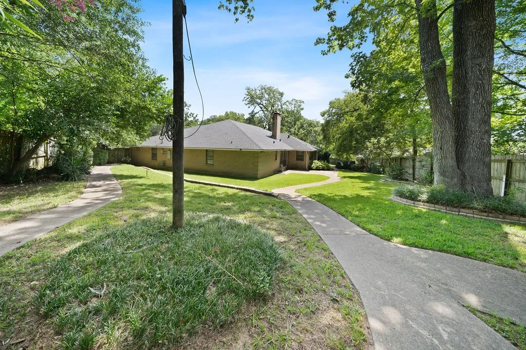 Single Family Residence For Sale in Smith County , 2829 Yorktown Drive, Tyler, Texas 75701, 4 Bedroom, 4 Bathroom, 3 Garage spaces, 3,160 Sqft, built in 1965, mls#21336947, Real Estate Agent in Tyler, Homes For Sale in Smith county, Homes For Sale in Tyler, Realtor in Tyler Texas, Real Estate Brokerage Independent Realty Texas, Luminita Cordes Realtor