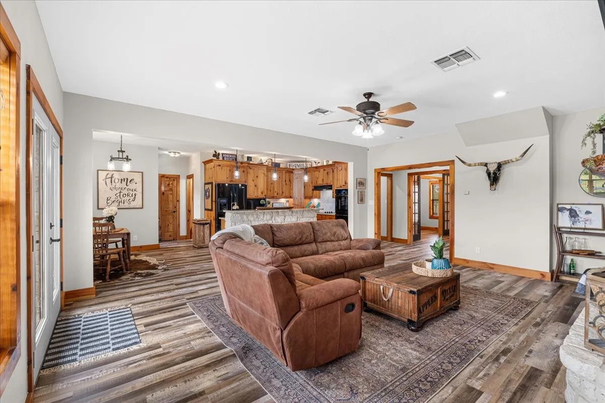 Single Family Residence For Sale in Navarro County , 7303 S US Highway 287, Corsicana, Texas 75109, 4 Bedroom, 4 Bathroom, 3 Garage spaces, 2,936 Sqft, built in 2010, mls#21338126, Real Estate Agent in Corsicana, Homes For Sale in Navarro county, Homes For Sale in Corsicana, Realtor in Corsicana Texas, Real Estate Brokerage Independent Realty Texas, Luminita Cordes Realtor