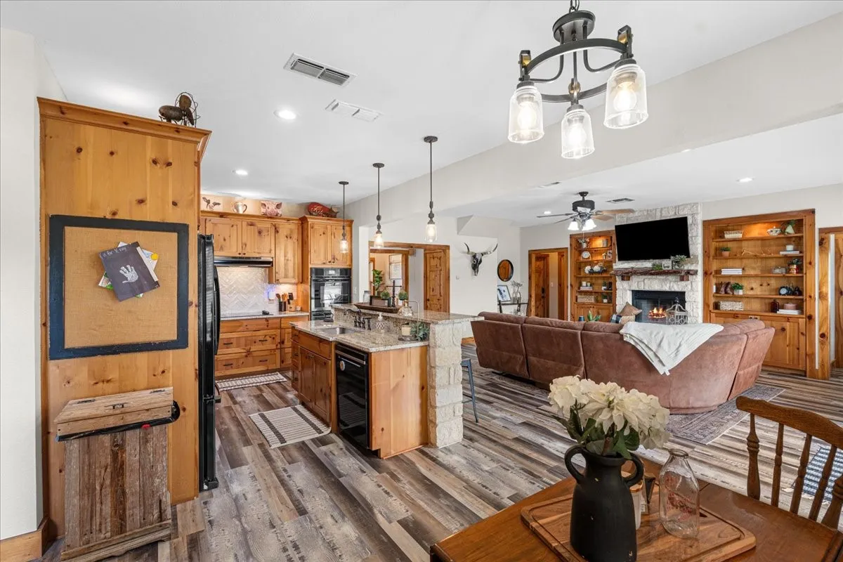 Single Family Residence For Sale in Navarro County , 7303 S US Highway 287, Corsicana, Texas 75109, 4 Bedroom, 4 Bathroom, 3 Garage spaces, 2,936 Sqft, built in 2010, mls#21338126, Real Estate Agent in Corsicana, Homes For Sale in Navarro county, Homes For Sale in Corsicana, Realtor in Corsicana Texas, Real Estate Brokerage Independent Realty Texas, Luminita Cordes Realtor
