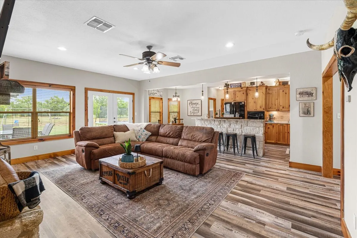 Single Family Residence For Sale in Navarro County , 7303 S US Highway 287, Corsicana, Texas 75109, 4 Bedroom, 4 Bathroom, 3 Garage spaces, 2,936 Sqft, built in 2010, mls#21338126, Real Estate Agent in Corsicana, Homes For Sale in Navarro county, Homes For Sale in Corsicana, Realtor in Corsicana Texas, Real Estate Brokerage Independent Realty Texas, Luminita Cordes Realtor