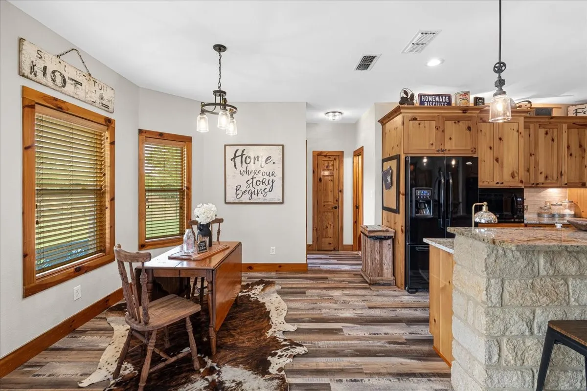 Single Family Residence For Sale in Navarro County , 7303 S US Highway 287, Corsicana, Texas 75109, 4 Bedroom, 4 Bathroom, 3 Garage spaces, 2,936 Sqft, built in 2010, mls#21338126, Real Estate Agent in Corsicana, Homes For Sale in Navarro county, Homes For Sale in Corsicana, Realtor in Corsicana Texas, Real Estate Brokerage Independent Realty Texas, Luminita Cordes Realtor