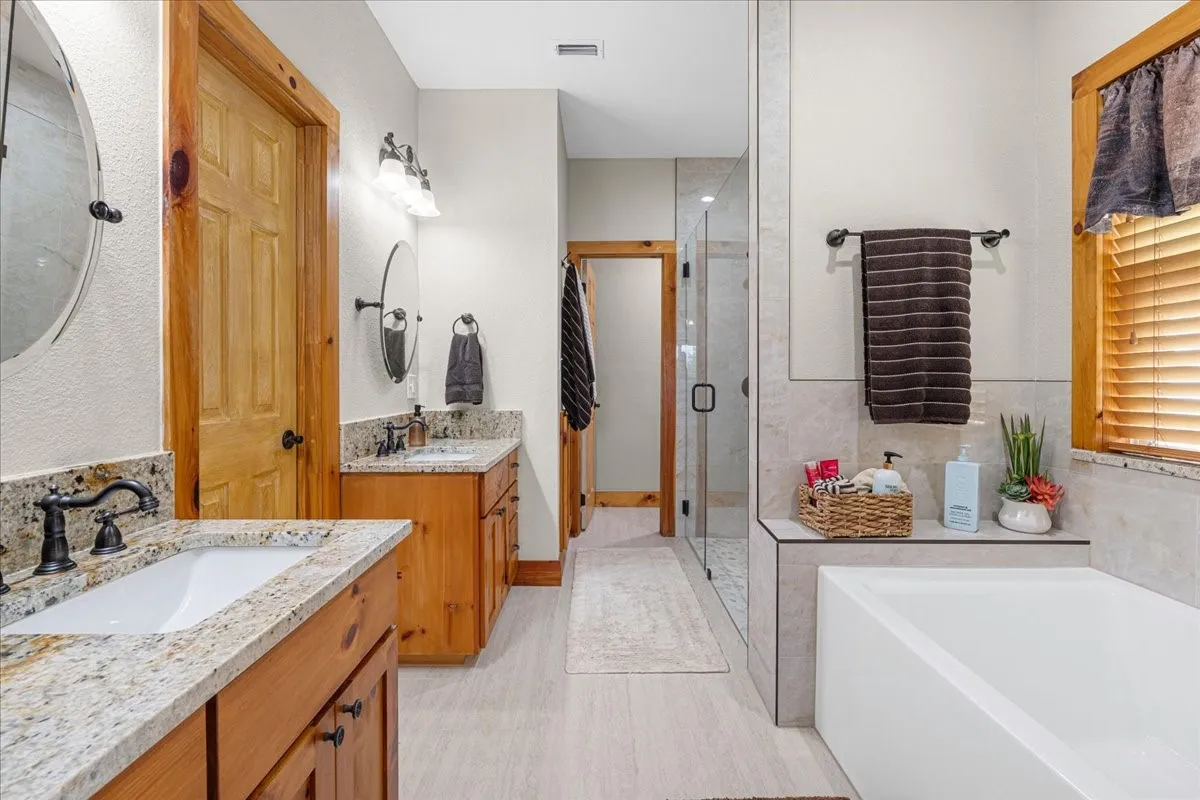 Single Family Residence For Sale in Navarro County , 7303 S US Highway 287, Corsicana, Texas 75109, 4 Bedroom, 4 Bathroom, 3 Garage spaces, 2,936 Sqft, built in 2010, mls#21338126, Real Estate Agent in Corsicana, Homes For Sale in Navarro county, Homes For Sale in Corsicana, Realtor in Corsicana Texas, Real Estate Brokerage Independent Realty Texas, Luminita Cordes Realtor