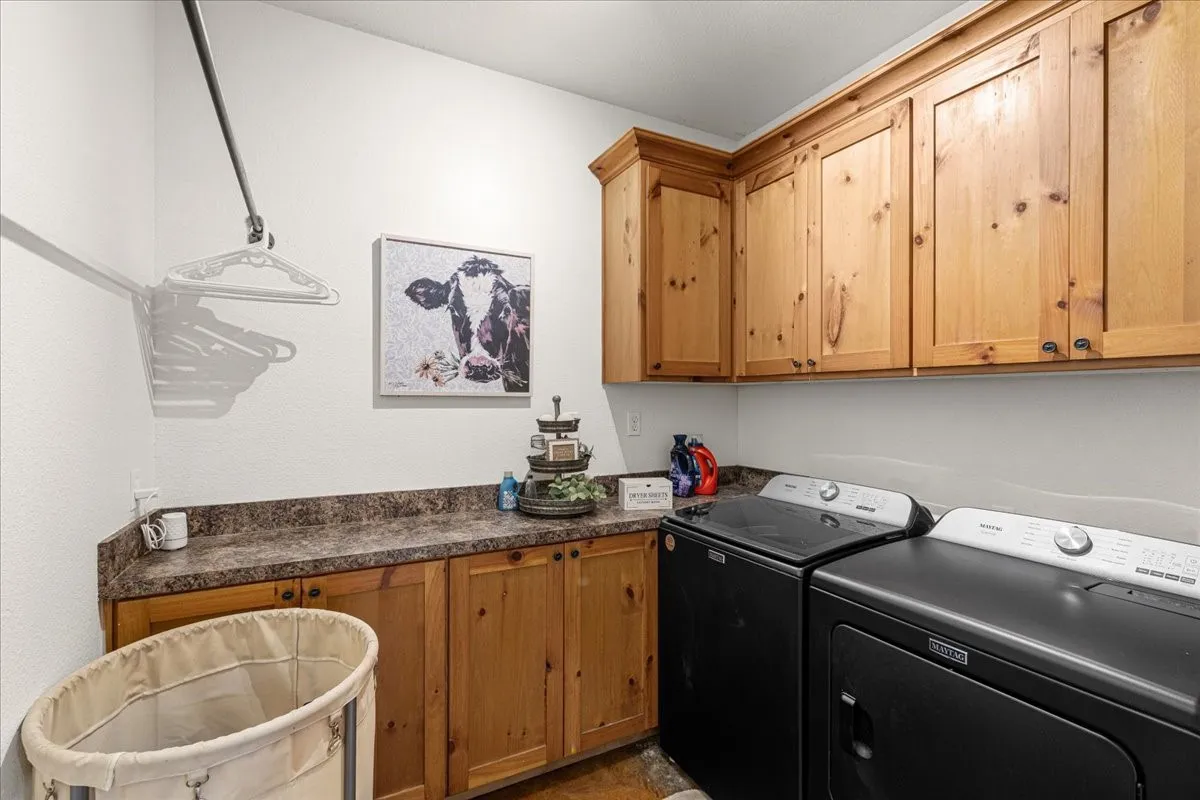Single Family Residence For Sale in Navarro County , 7303 S US Highway 287, Corsicana, Texas 75109, 4 Bedroom, 4 Bathroom, 3 Garage spaces, 2,936 Sqft, built in 2010, mls#21338126, Real Estate Agent in Corsicana, Homes For Sale in Navarro county, Homes For Sale in Corsicana, Realtor in Corsicana Texas, Real Estate Brokerage Independent Realty Texas, Luminita Cordes Realtor