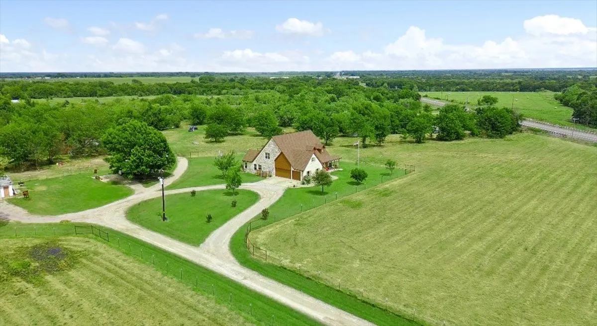 Single Family Residence For Sale in Navarro County , 7303 S US Highway 287, Corsicana, Texas 75109, 4 Bedroom, 4 Bathroom, 3 Garage spaces, 2,936 Sqft, built in 2010, mls#21338126, Real Estate Agent in Corsicana, Homes For Sale in Navarro county, Homes For Sale in Corsicana, Realtor in Corsicana Texas, Real Estate Brokerage Independent Realty Texas, Luminita Cordes Realtor