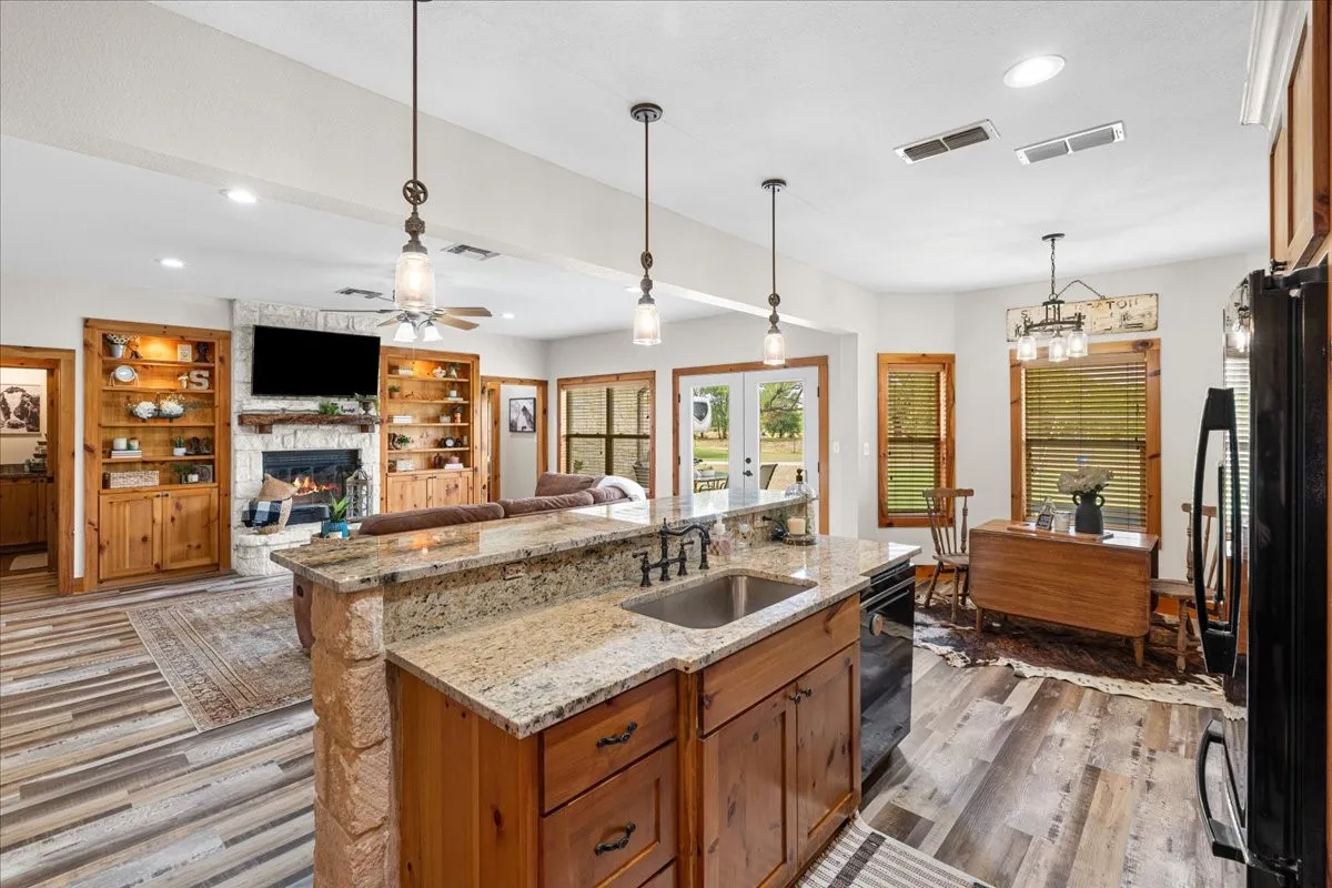 Single Family Residence For Sale in Navarro County , 7303 S US Highway 287, Corsicana, Texas 75109, 4 Bedroom, 4 Bathroom, 3 Garage spaces, 2,936 Sqft, built in 2010, mls#21338126, Real Estate Agent in Corsicana, Homes For Sale in Navarro county, Homes For Sale in Corsicana, Realtor in Corsicana Texas, Real Estate Brokerage Independent Realty Texas, Luminita Cordes Realtor
