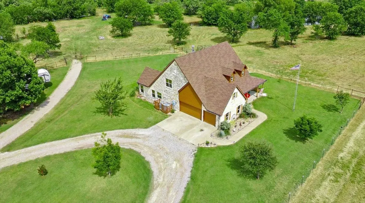 Single Family Residence For Sale in Navarro County , 7303 S US Highway 287, Corsicana, Texas 75109, 4 Bedroom, 4 Bathroom, 3 Garage spaces, 2,936 Sqft, built in 2010, mls#21338126, Real Estate Agent in Corsicana, Homes For Sale in Navarro county, Homes For Sale in Corsicana, Realtor in Corsicana Texas, Real Estate Brokerage Independent Realty Texas, Luminita Cordes Realtor