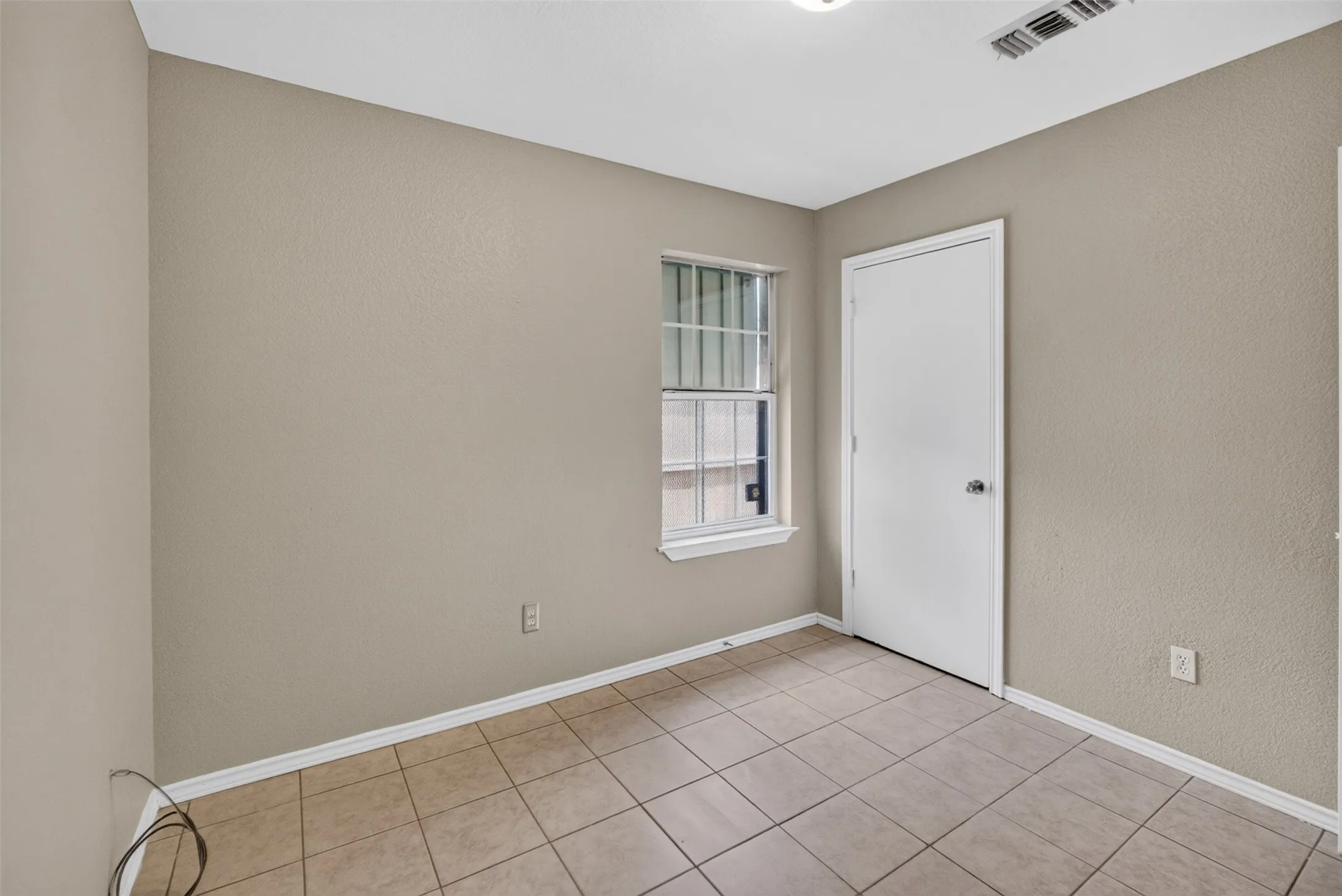 Duplex For Rent in Tarrant County , 1424 E Mulkey Street 1426, Fort Worth, Texas 76104, 3 Bedroom, 2 Bathroom, Garage spaces, 2,100 Sqft, built in 2007, mls#21338414, Real Estate Agent in Fort Worth, Homes For Rent in Tarrant county, Homes For Rent in Fort Worth, Realtor in Fort Worth Texas, Real Estate Brokerage Independent Realty Texas, Luminita Cordes Realtor