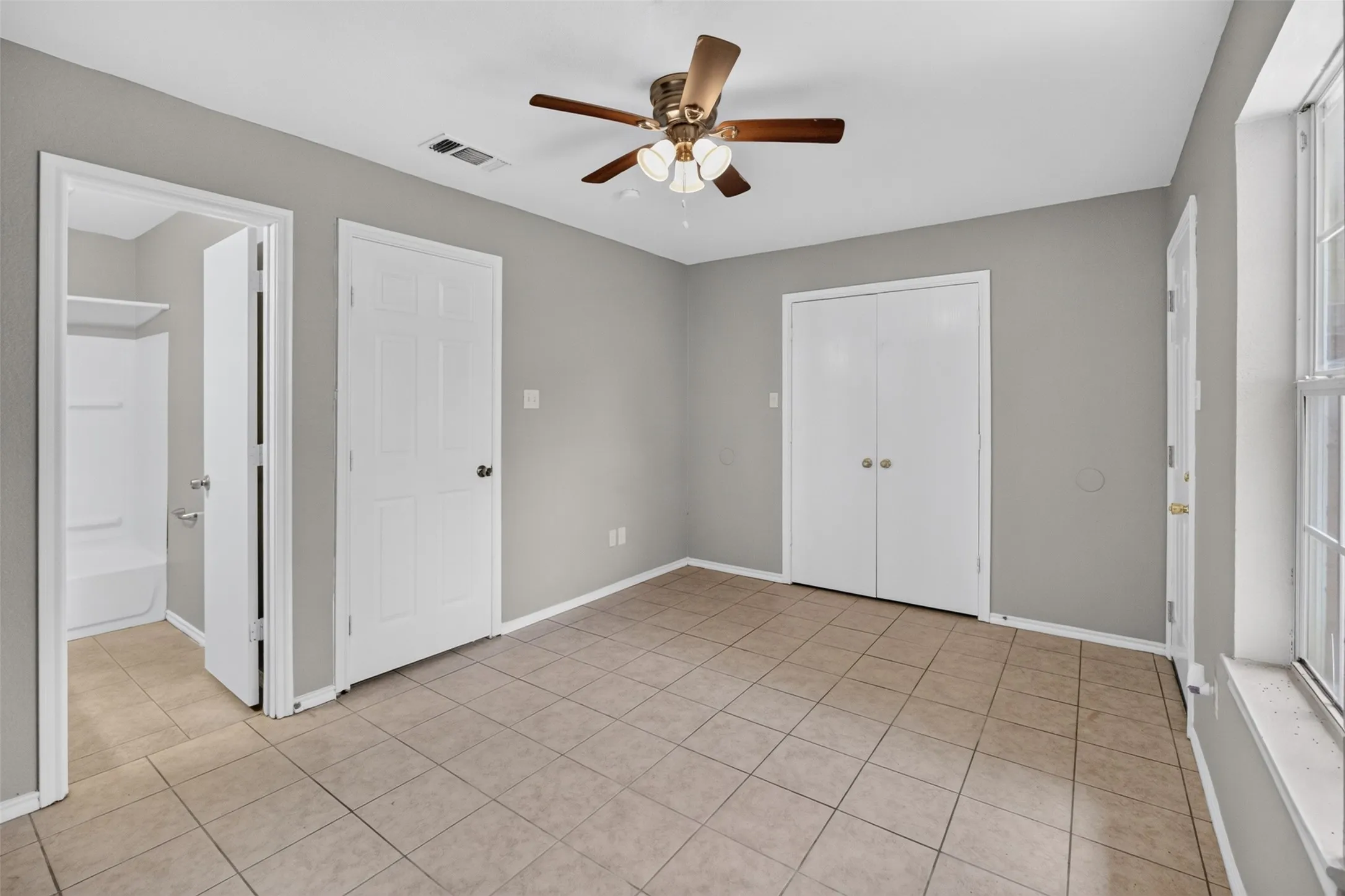Duplex For Rent in Tarrant County , 1424 E Mulkey Street 1426, Fort Worth, Texas 76104, 3 Bedroom, 2 Bathroom, Garage spaces, 2,100 Sqft, built in 2007, mls#21338414, Real Estate Agent in Fort Worth, Homes For Rent in Tarrant county, Homes For Rent in Fort Worth, Realtor in Fort Worth Texas, Real Estate Brokerage Independent Realty Texas, Luminita Cordes Realtor