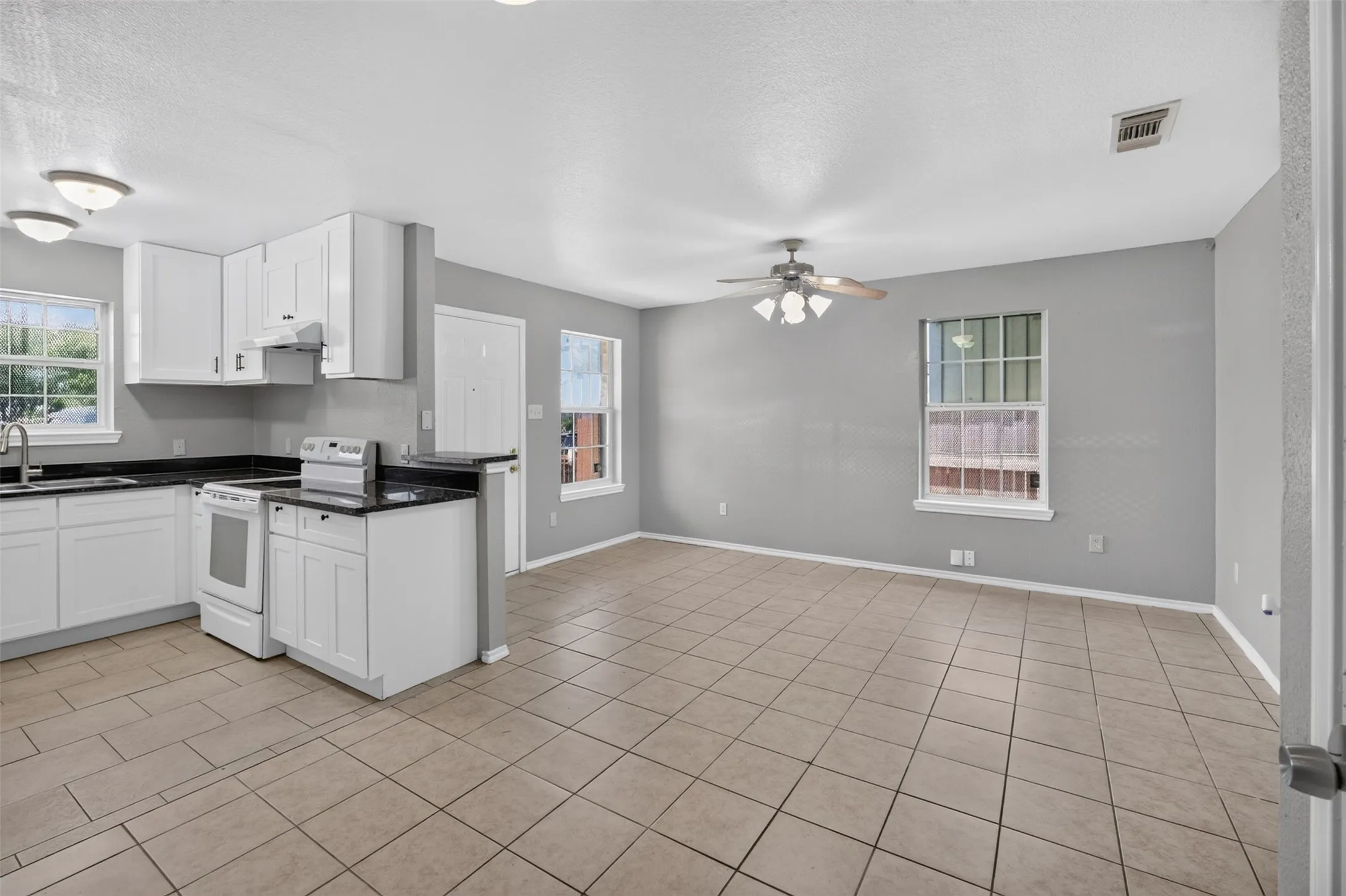 Duplex For Rent in Tarrant County , 1424 E Mulkey Street 1426, Fort Worth, Texas 76104, 3 Bedroom, 2 Bathroom, Garage spaces, 2,100 Sqft, built in 2007, mls#21338414, Real Estate Agent in Fort Worth, Homes For Rent in Tarrant county, Homes For Rent in Fort Worth, Realtor in Fort Worth Texas, Real Estate Brokerage Independent Realty Texas, Luminita Cordes Realtor