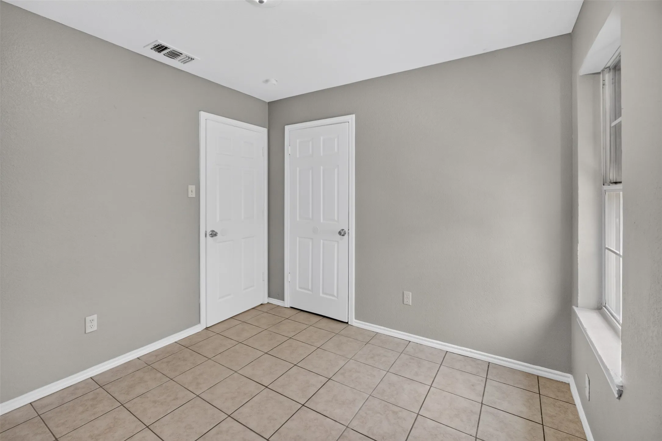 Duplex For Rent in Tarrant County , 1424 E Mulkey Street 1426, Fort Worth, Texas 76104, 3 Bedroom, 2 Bathroom, Garage spaces, 2,100 Sqft, built in 2007, mls#21338414, Real Estate Agent in Fort Worth, Homes For Rent in Tarrant county, Homes For Rent in Fort Worth, Realtor in Fort Worth Texas, Real Estate Brokerage Independent Realty Texas, Luminita Cordes Realtor