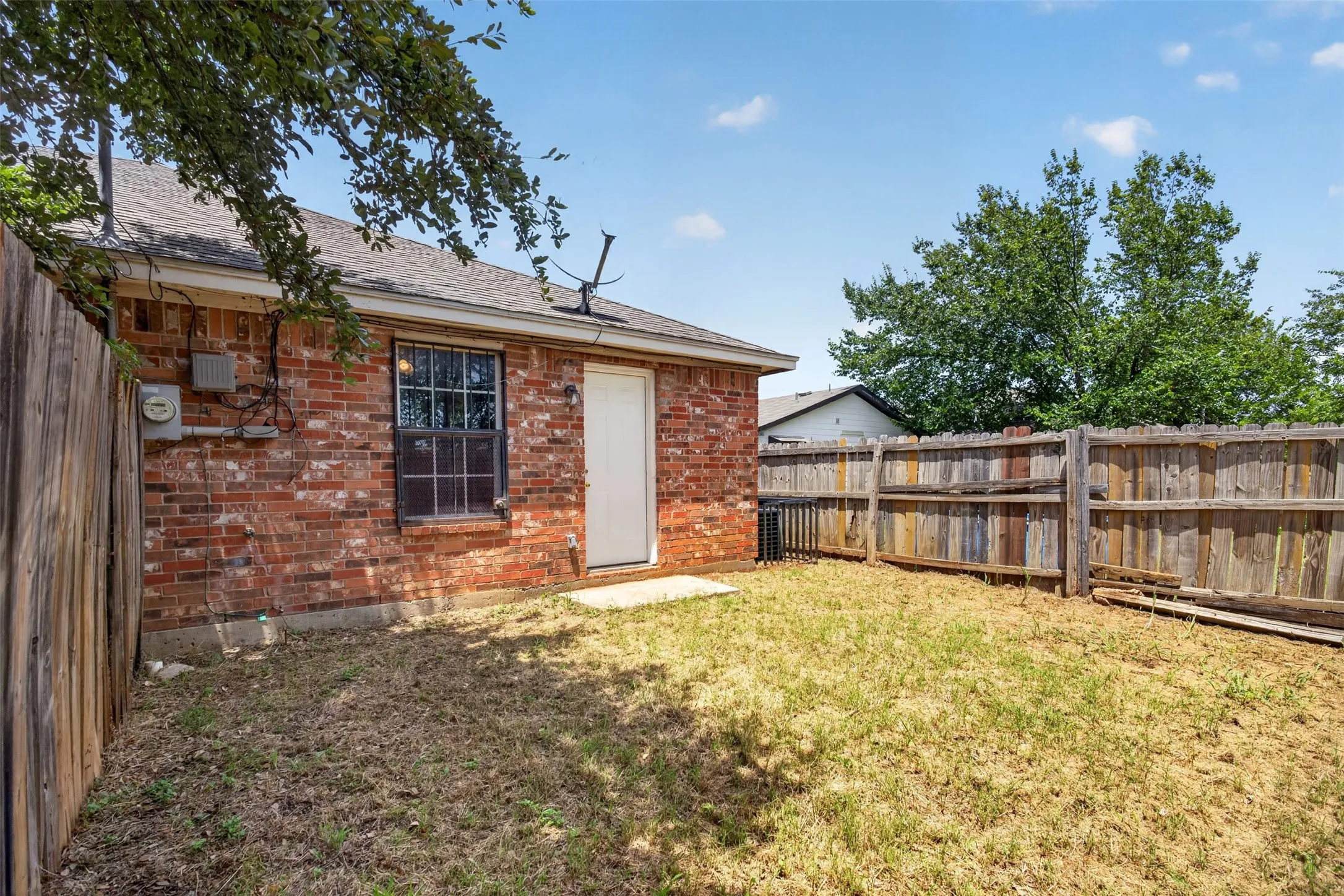 Duplex For Rent in Tarrant County , 1424 E Mulkey Street 1426, Fort Worth, Texas 76104, 3 Bedroom, 2 Bathroom, Garage spaces, 2,100 Sqft, built in 2007, mls#21338414, Real Estate Agent in Fort Worth, Homes For Rent in Tarrant county, Homes For Rent in Fort Worth, Realtor in Fort Worth Texas, Real Estate Brokerage Independent Realty Texas, Luminita Cordes Realtor