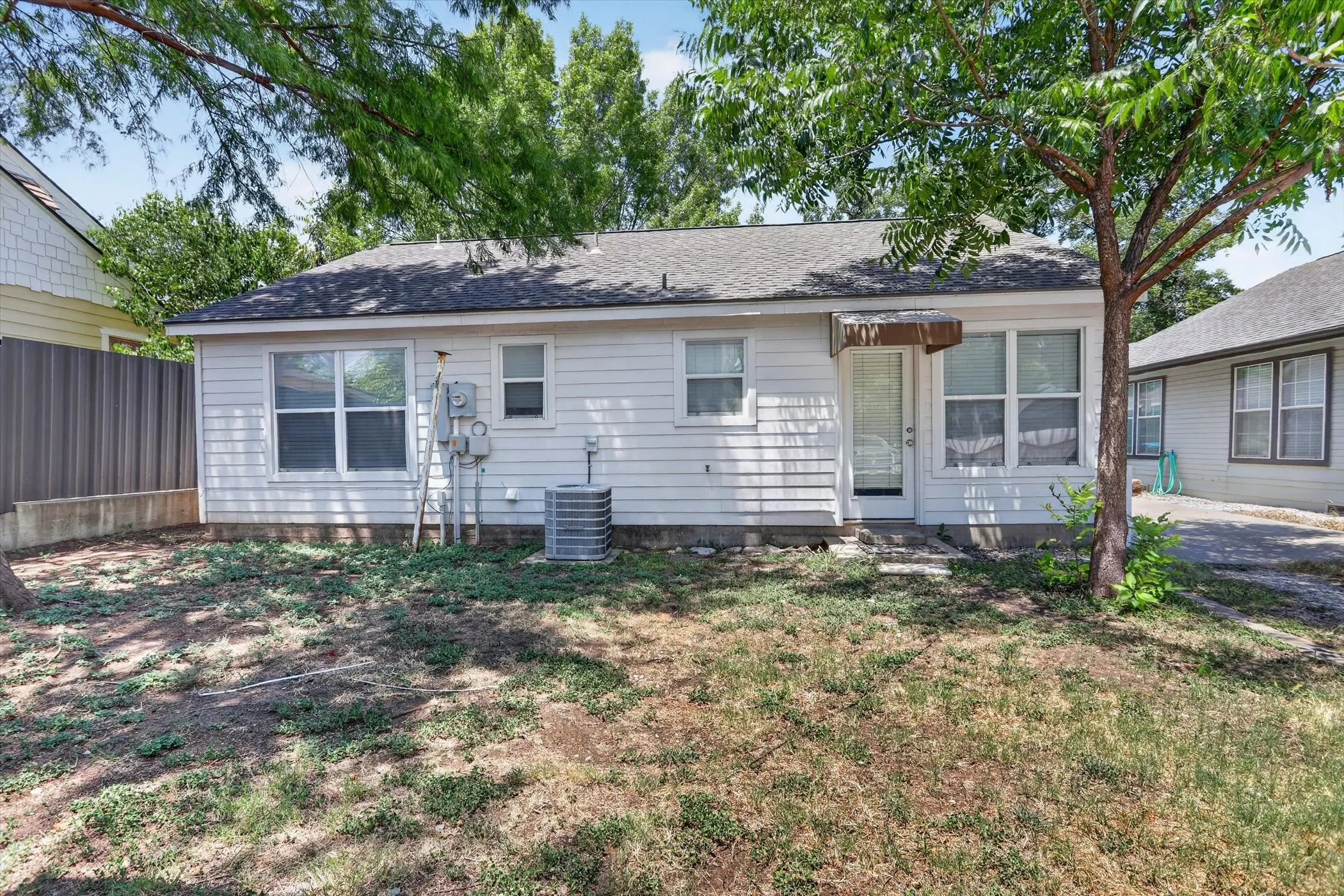 Single Family Residence For Rent in Tarrant County , 3721 El Campo Avenue A, Fort Worth, Texas 76107, 2 Bedroom, 2 Bathroom, 1 Garage spaces, 1,050 Sqft, built in 2001, mls#21333342, Real Estate Agent in Fort Worth, Homes For Rent in Tarrant county, Homes For Rent in Fort Worth, Realtor in Fort Worth Texas, Real Estate Brokerage Independent Realty Texas, Luminita Cordes Realtor