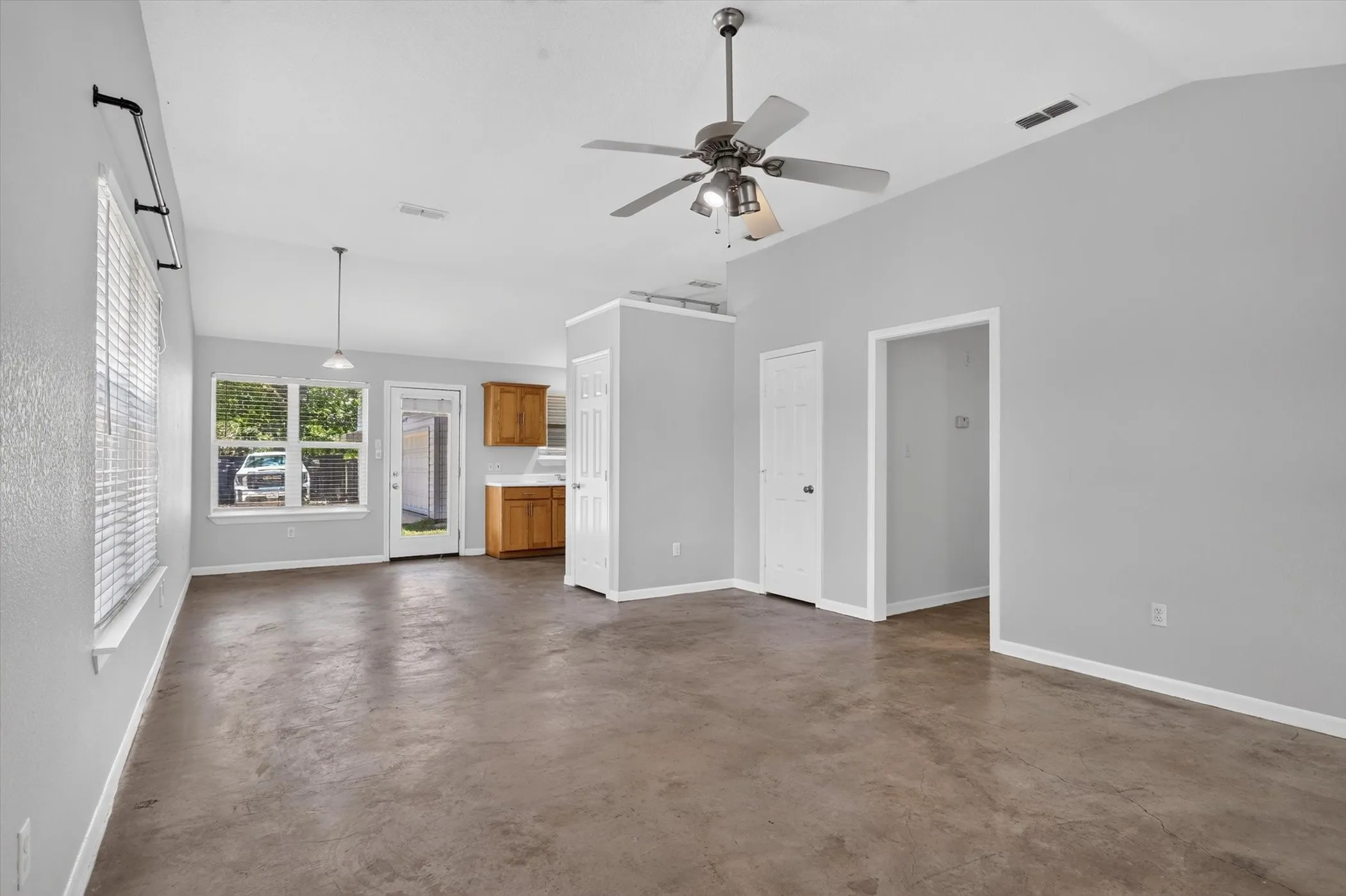 Single Family Residence For Rent in Tarrant County , 3721 El Campo Avenue A, Fort Worth, Texas 76107, 2 Bedroom, 2 Bathroom, 1 Garage spaces, 1,050 Sqft, built in 2001, mls#21333342, Real Estate Agent in Fort Worth, Homes For Rent in Tarrant county, Homes For Rent in Fort Worth, Realtor in Fort Worth Texas, Real Estate Brokerage Independent Realty Texas, Luminita Cordes Realtor