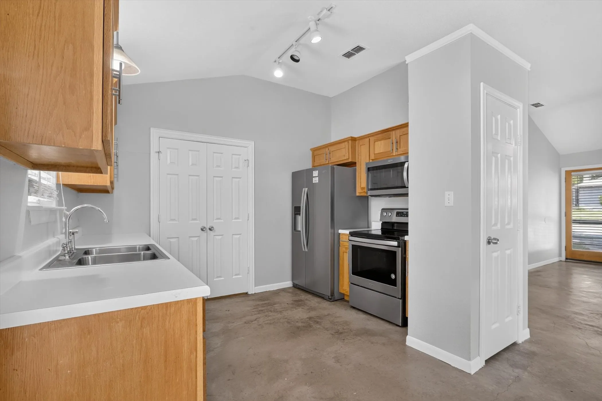 Single Family Residence For Rent in Tarrant County , 3721 El Campo Avenue A, Fort Worth, Texas 76107, 2 Bedroom, 2 Bathroom, 1 Garage spaces, 1,050 Sqft, built in 2001, mls#21333342, Real Estate Agent in Fort Worth, Homes For Rent in Tarrant county, Homes For Rent in Fort Worth, Realtor in Fort Worth Texas, Real Estate Brokerage Independent Realty Texas, Luminita Cordes Realtor