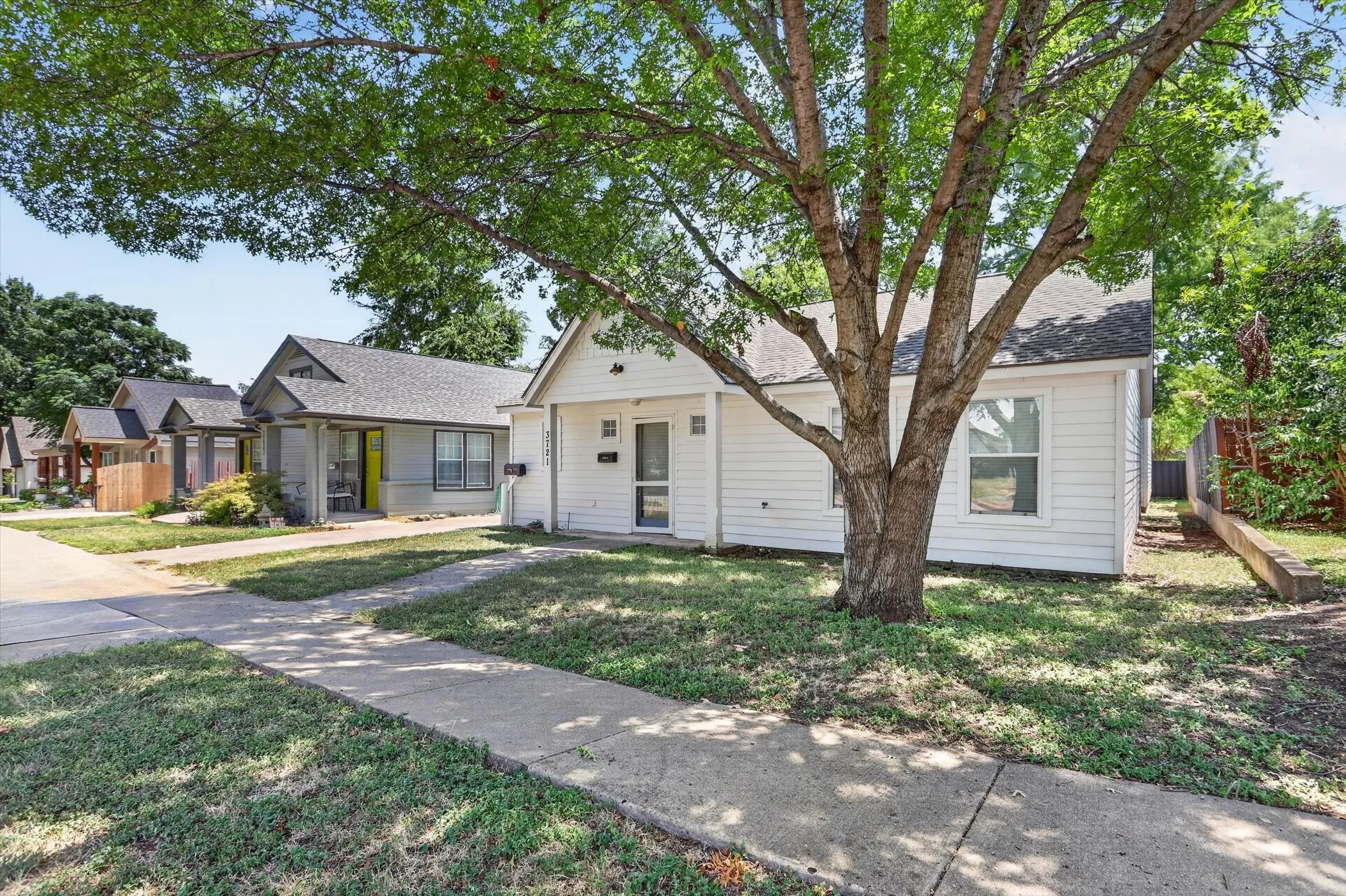 Single Family Residence For Rent in Tarrant County , 3721 El Campo Avenue A, Fort Worth, Texas 76107, 2 Bedroom, 2 Bathroom, 1 Garage spaces, 1,050 Sqft, built in 2001, mls#21333342, Real Estate Agent in Fort Worth, Homes For Rent in Tarrant county, Homes For Rent in Fort Worth, Realtor in Fort Worth Texas, Real Estate Brokerage Independent Realty Texas, Luminita Cordes Realtor