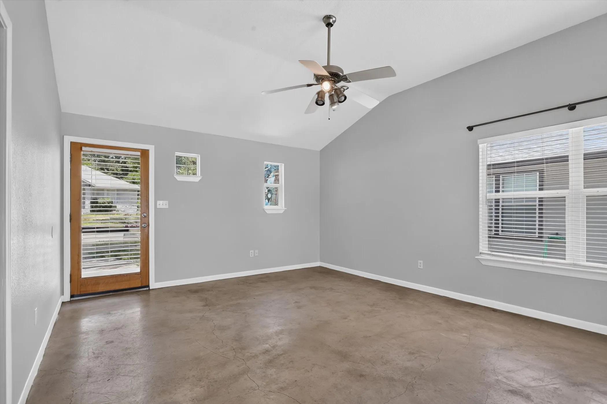 Single Family Residence For Rent in Tarrant County , 3721 El Campo Avenue A, Fort Worth, Texas 76107, 2 Bedroom, 2 Bathroom, 1 Garage spaces, 1,050 Sqft, built in 2001, mls#21333342, Real Estate Agent in Fort Worth, Homes For Rent in Tarrant county, Homes For Rent in Fort Worth, Realtor in Fort Worth Texas, Real Estate Brokerage Independent Realty Texas, Luminita Cordes Realtor