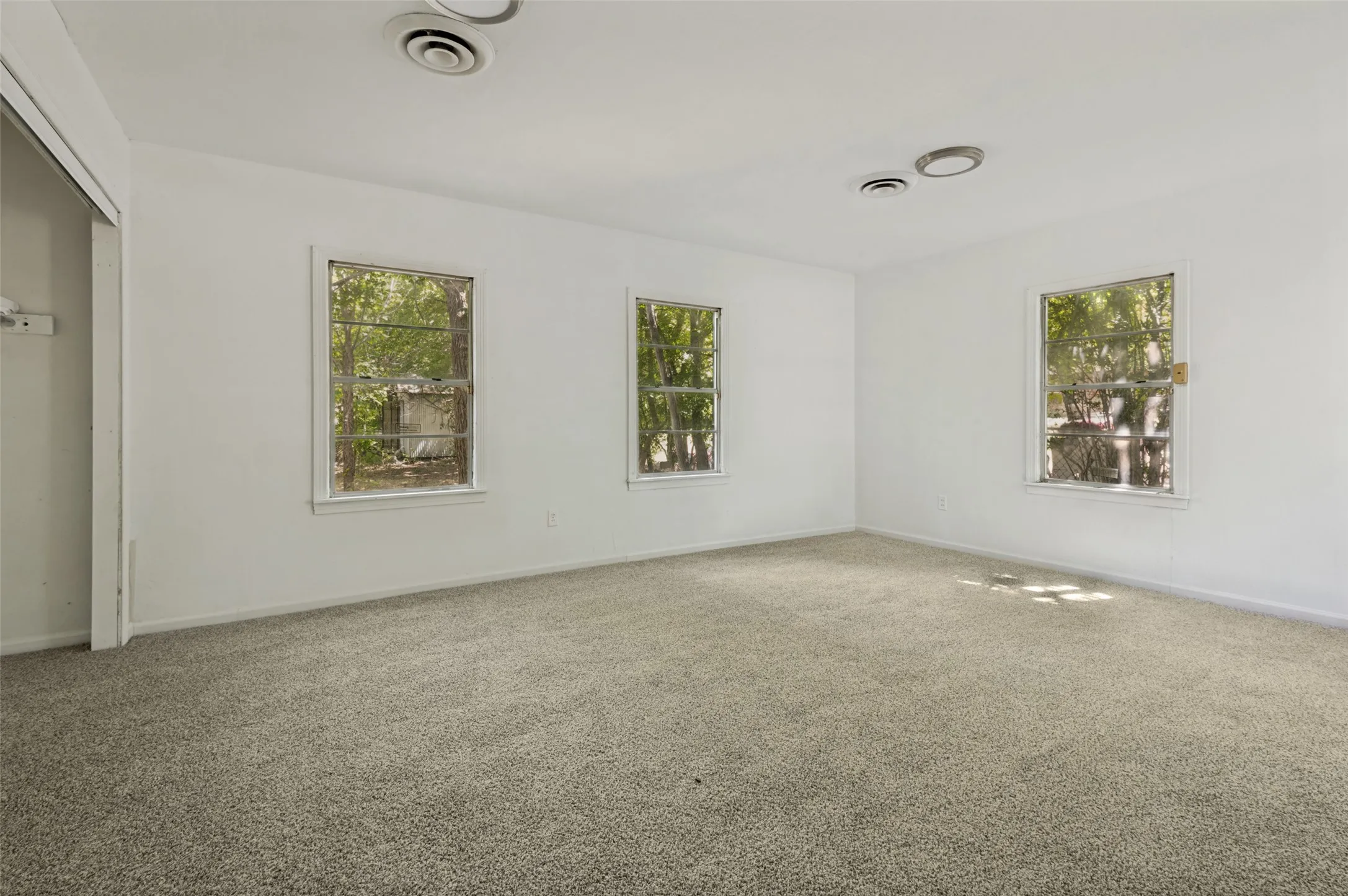 Single Family Residence For Sale in Dallas County , 661 W Millett Drive, Dallas, Texas 75232, 3 Bedroom, 2 Bathroom, 1 Garage spaces, 1,362 Sqft, built in 1948, Price $229,000, mls#21337995, Real Estate Agent in Dallas, Homes For Sale in Dallas county, Homes For Sale in Dallas, Realtor in Dallas Texas, Real Estate Brokerage Independent Realty Texas, Luminita Cordes Realtor