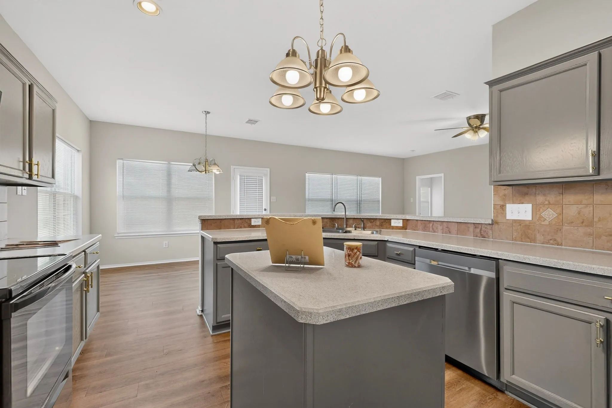 Single Family Residence For Sale in Tarrant County , 710 Bowie Lane, Mansfield, Texas 76063, 3 Bedroom, 2 Bathroom, 2 Garage spaces, 2,132 Sqft, built in 2001, mls#21338356, Real Estate Agent in Mansfield, Homes For Sale in Tarrant county, Homes For Sale in Mansfield, Realtor in Mansfield Texas, Real Estate Brokerage Independent Realty Texas, Luminita Cordes Realtor