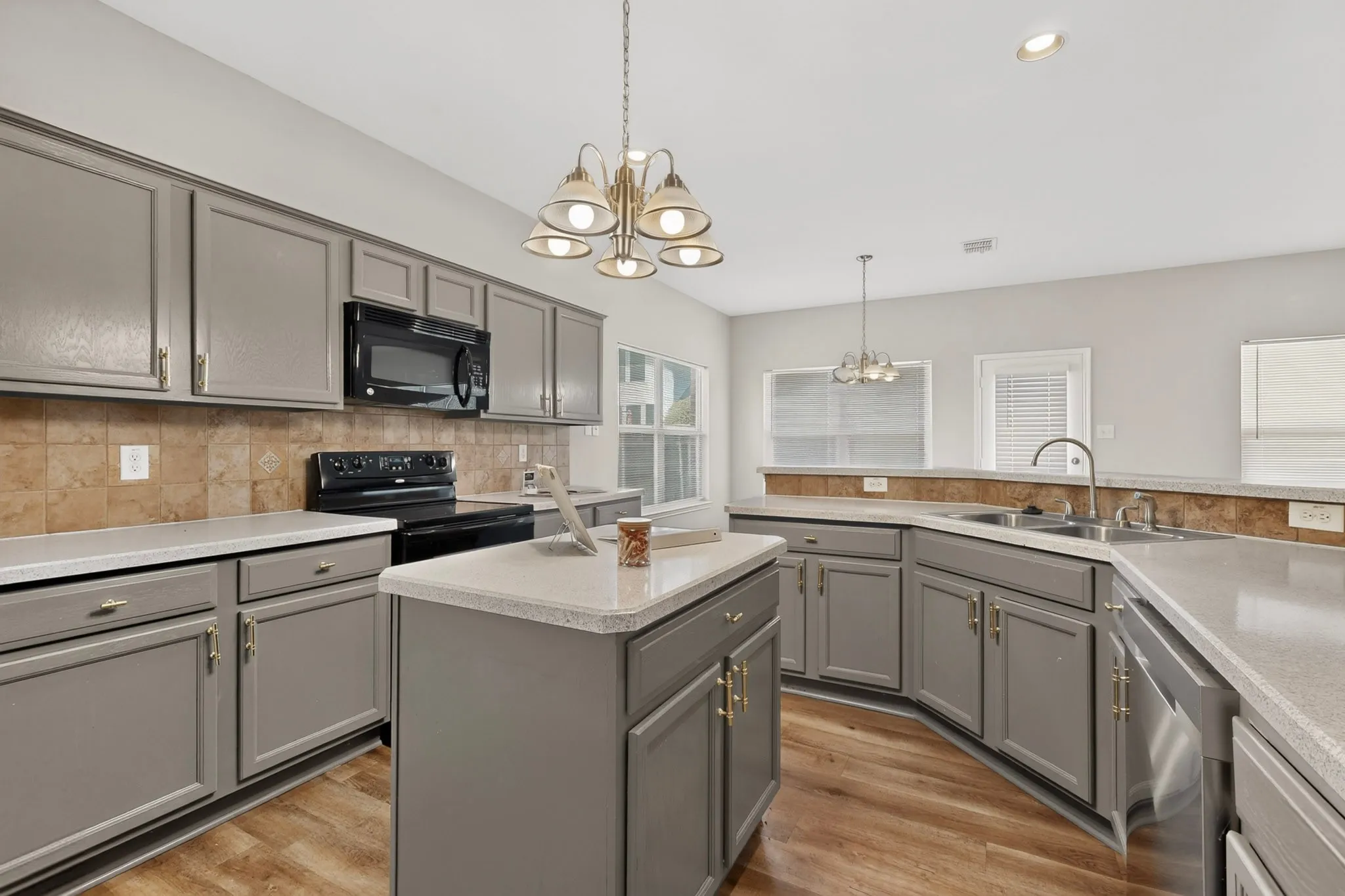 Single Family Residence For Sale in Tarrant County , 710 Bowie Lane, Mansfield, Texas 76063, 3 Bedroom, 2 Bathroom, 2 Garage spaces, 2,132 Sqft, built in 2001, mls#21338356, Real Estate Agent in Mansfield, Homes For Sale in Tarrant county, Homes For Sale in Mansfield, Realtor in Mansfield Texas, Real Estate Brokerage Independent Realty Texas, Luminita Cordes Realtor