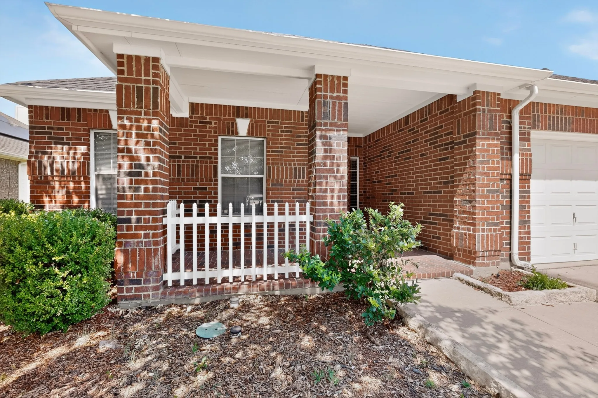 Single Family Residence For Sale in Tarrant County , 710 Bowie Lane, Mansfield, Texas 76063, 3 Bedroom, 2 Bathroom, 2 Garage spaces, 2,132 Sqft, built in 2001, mls#21338356, Real Estate Agent in Mansfield, Homes For Sale in Tarrant county, Homes For Sale in Mansfield, Realtor in Mansfield Texas, Real Estate Brokerage Independent Realty Texas, Luminita Cordes Realtor