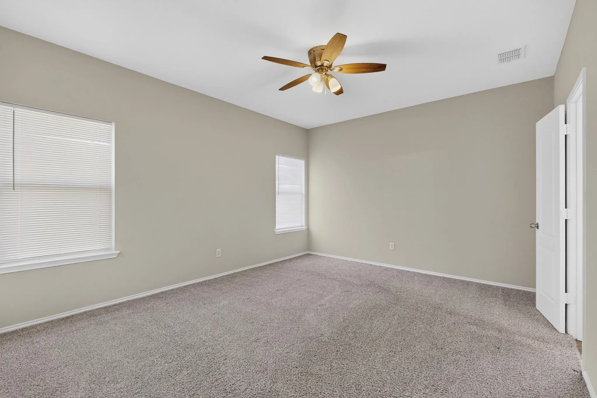 Single Family Residence For Sale in Tarrant County , 710 Bowie Lane, Mansfield, Texas 76063, 3 Bedroom, 2 Bathroom, 2 Garage spaces, 2,132 Sqft, built in 2001, mls#21338356, Real Estate Agent in Mansfield, Homes For Sale in Tarrant county, Homes For Sale in Mansfield, Realtor in Mansfield Texas, Real Estate Brokerage Independent Realty Texas, Luminita Cordes Realtor