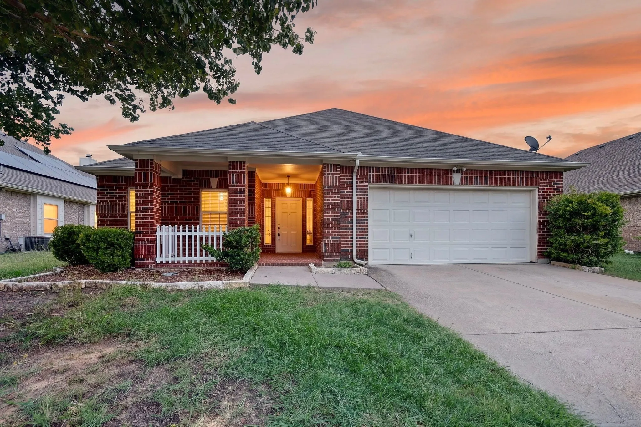 Single Family Residence For Sale in Tarrant County , 710 Bowie Lane, Mansfield, Texas 76063, 3 Bedroom, 2 Bathroom, 2 Garage spaces, 2,132 Sqft, built in 2001, mls#21338356, Real Estate Agent in Mansfield, Homes For Sale in Tarrant county, Homes For Sale in Mansfield, Realtor in Mansfield Texas, Real Estate Brokerage Independent Realty Texas, Luminita Cordes Realtor
