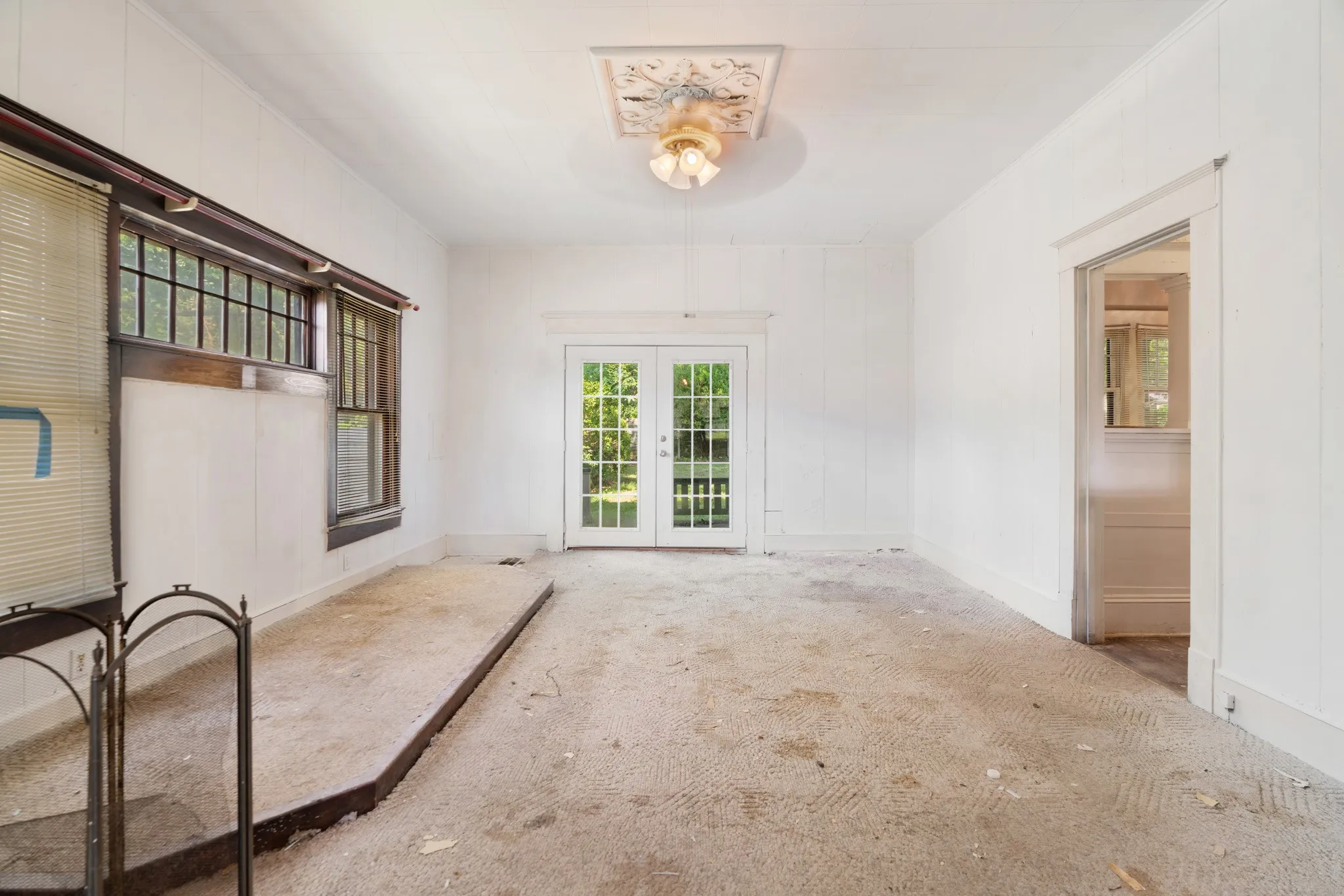 Single Family Residence For Sale in Lamar County , 903 4th Street SW, Paris, Texas 75460, 4 Bedrooms, 2 Bathrooms, Garage spaces, 3,232 Sqft, built in 1900, Price $129,800, mls#21338443, Real Estate Agent in Paris, Homes For Sale in Lamar county, Homes For Sale in Paris, Realtor in Paris Texas, Real Estate Brokerage Independent Realty Texas, Luminita Cordes Realtor