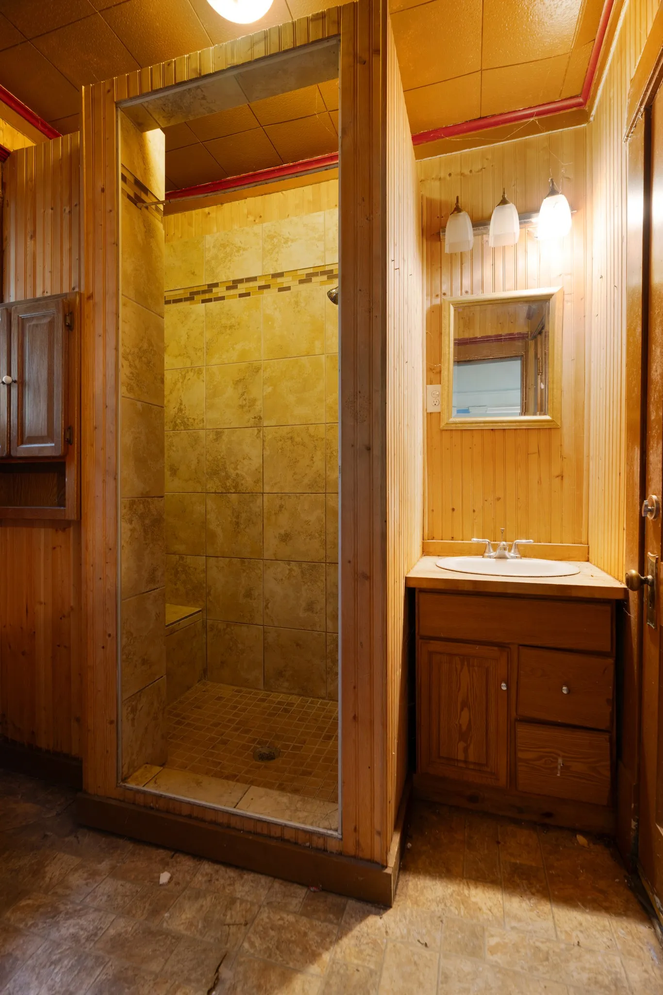 Enclosed shower with full tile surround and built-in bench