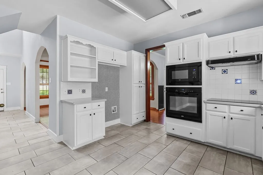 Single Family Residence For Sale in Johnson County , 613 Forest Edge Street, Burleson, Texas 76028, 3 Bedroom, 3 Bathroom, 2 Garage spaces, 1,993 Sqft, built in 1996, mls#21337149, Real Estate Agent in Burleson, Homes For Sale in Johnson county, Homes For Sale in Burleson, Realtor in Burleson Texas, Real Estate Brokerage Independent Realty Texas, Luminita Cordes Realtor