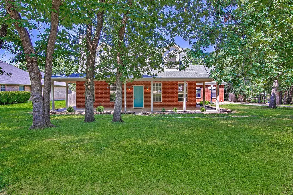 Single Family Residence For Sale in Johnson County , 613 Forest Edge Street, Burleson, Texas 76028, 3 Bedroom, 3 Bathroom, 2 Garage spaces, 1,993 Sqft, built in 1996, mls#21337149, Real Estate Agent in Burleson, Homes For Sale in Johnson county, Homes For Sale in Burleson, Realtor in Burleson Texas, Real Estate Brokerage Independent Realty Texas, Luminita Cordes Realtor