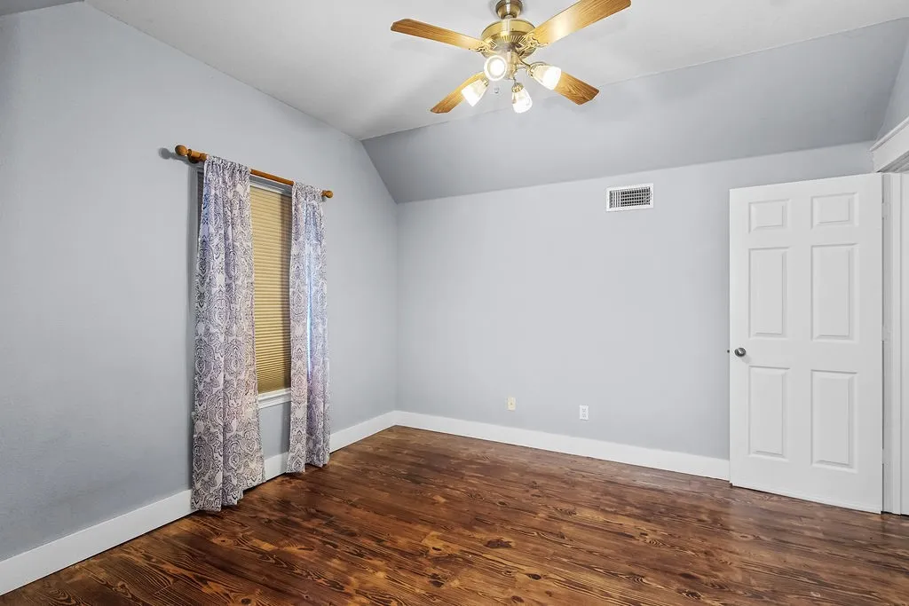 Single Family Residence For Sale in Johnson County , 613 Forest Edge Street, Burleson, Texas 76028, 3 Bedroom, 3 Bathroom, 2 Garage spaces, 1,993 Sqft, built in 1996, mls#21337149, Real Estate Agent in Burleson, Homes For Sale in Johnson county, Homes For Sale in Burleson, Realtor in Burleson Texas, Real Estate Brokerage Independent Realty Texas, Luminita Cordes Realtor