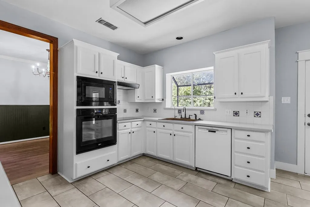 Single Family Residence For Sale in Johnson County , 613 Forest Edge Street, Burleson, Texas 76028, 3 Bedroom, 3 Bathroom, 2 Garage spaces, 1,993 Sqft, built in 1996, mls#21337149, Real Estate Agent in Burleson, Homes For Sale in Johnson county, Homes For Sale in Burleson, Realtor in Burleson Texas, Real Estate Brokerage Independent Realty Texas, Luminita Cordes Realtor