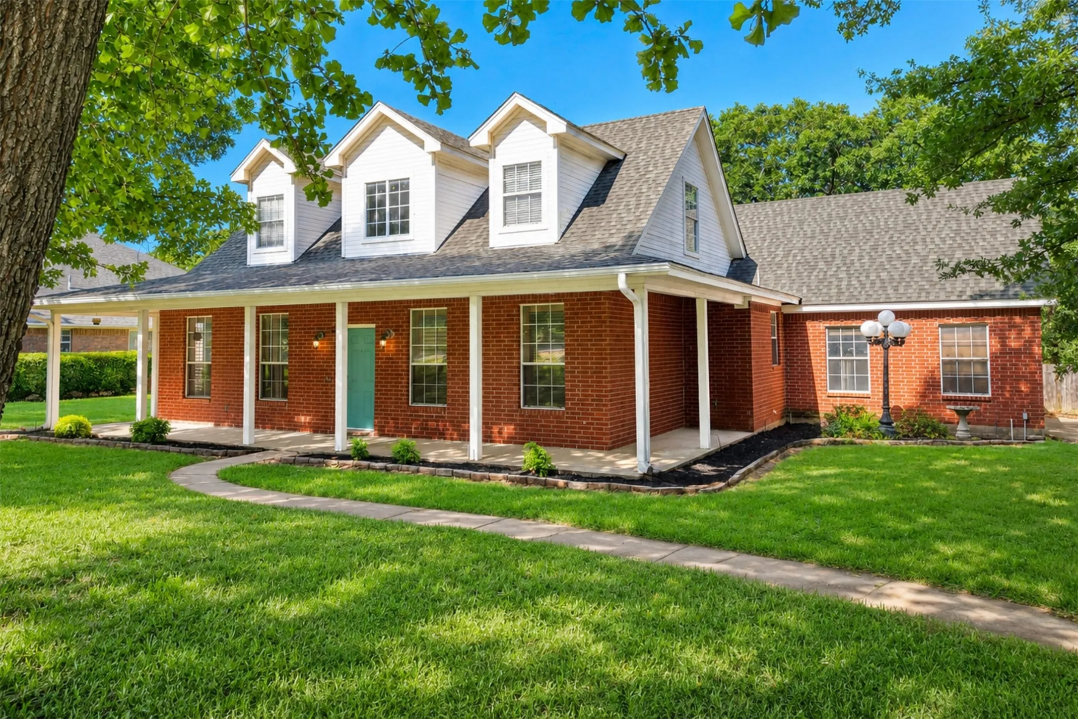 Single Family Residence For Sale in Johnson County , 613 Forest Edge Street, Burleson, Texas 76028, 3 Bedroom, 3 Bathroom, 2 Garage spaces, 1,993 Sqft, built in 1996, mls#21337149, Real Estate Agent in Burleson, Homes For Sale in Johnson county, Homes For Sale in Burleson, Realtor in Burleson Texas, Real Estate Brokerage Independent Realty Texas, Luminita Cordes Realtor