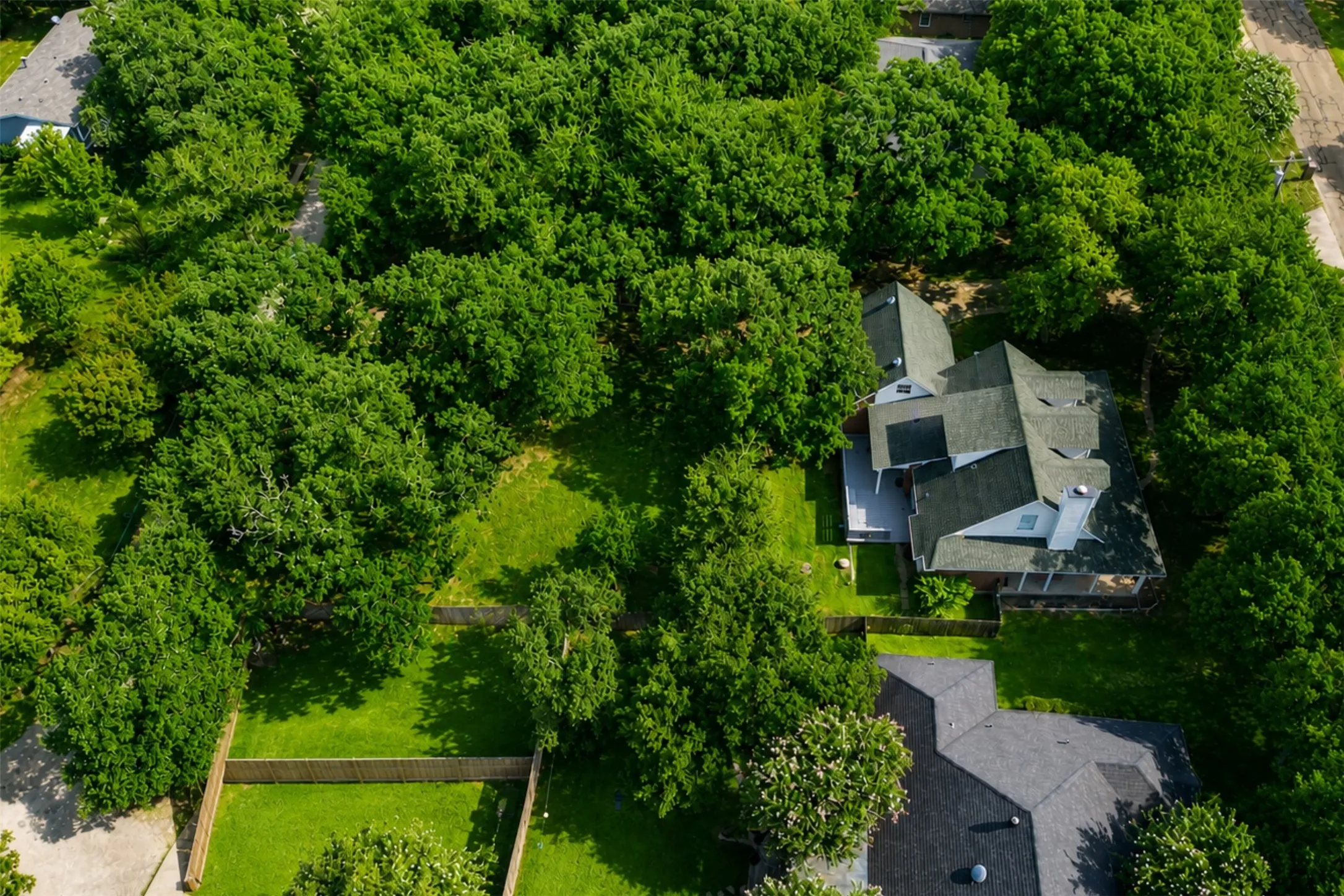 Single Family Residence For Sale in Johnson County , 613 Forest Edge Street, Burleson, Texas 76028, 3 Bedroom, 3 Bathroom, 2 Garage spaces, 1,993 Sqft, built in 1996, mls#21337149, Real Estate Agent in Burleson, Homes For Sale in Johnson county, Homes For Sale in Burleson, Realtor in Burleson Texas, Real Estate Brokerage Independent Realty Texas, Luminita Cordes Realtor
