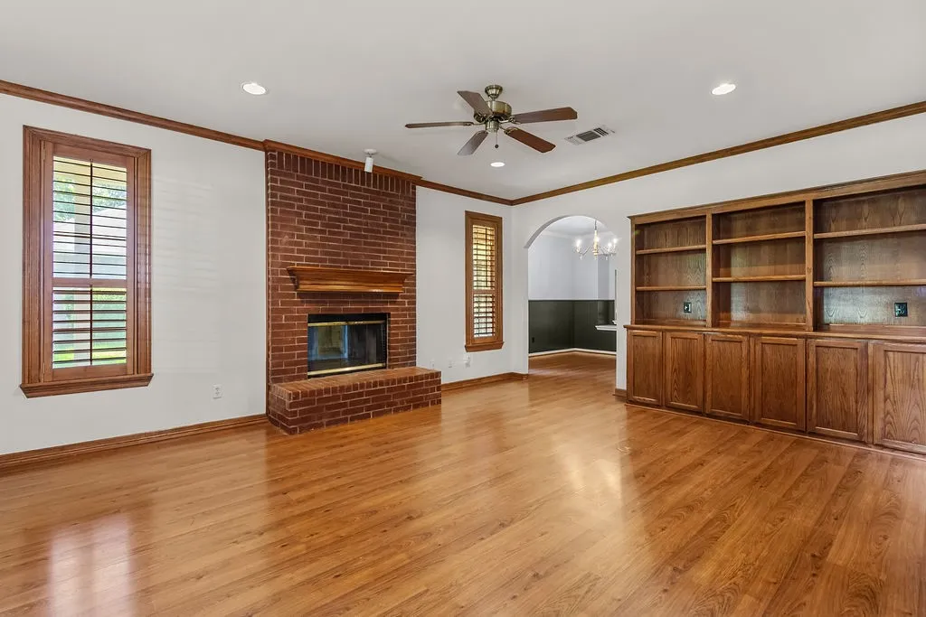 Single Family Residence For Sale in Johnson County , 613 Forest Edge Street, Burleson, Texas 76028, 3 Bedroom, 3 Bathroom, 2 Garage spaces, 1,993 Sqft, built in 1996, mls#21337149, Real Estate Agent in Burleson, Homes For Sale in Johnson county, Homes For Sale in Burleson, Realtor in Burleson Texas, Real Estate Brokerage Independent Realty Texas, Luminita Cordes Realtor