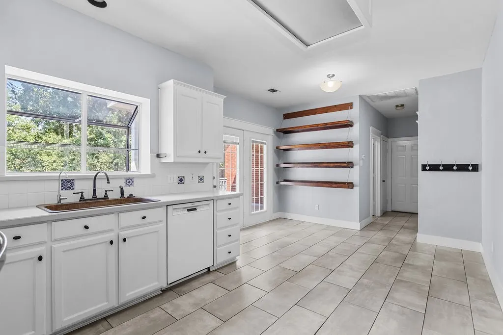 Single Family Residence For Sale in Johnson County , 613 Forest Edge Street, Burleson, Texas 76028, 3 Bedroom, 3 Bathroom, 2 Garage spaces, 1,993 Sqft, built in 1996, mls#21337149, Real Estate Agent in Burleson, Homes For Sale in Johnson county, Homes For Sale in Burleson, Realtor in Burleson Texas, Real Estate Brokerage Independent Realty Texas, Luminita Cordes Realtor