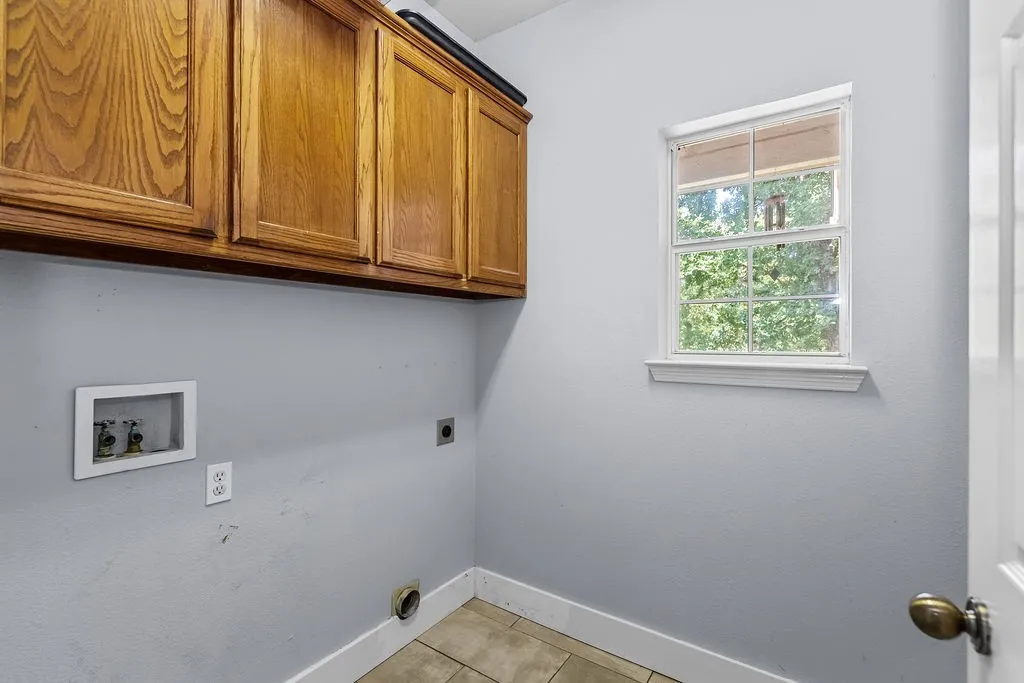 Single Family Residence For Sale in Johnson County , 613 Forest Edge Street, Burleson, Texas 76028, 3 Bedroom, 3 Bathroom, 2 Garage spaces, 1,993 Sqft, built in 1996, mls#21337149, Real Estate Agent in Burleson, Homes For Sale in Johnson county, Homes For Sale in Burleson, Realtor in Burleson Texas, Real Estate Brokerage Independent Realty Texas, Luminita Cordes Realtor