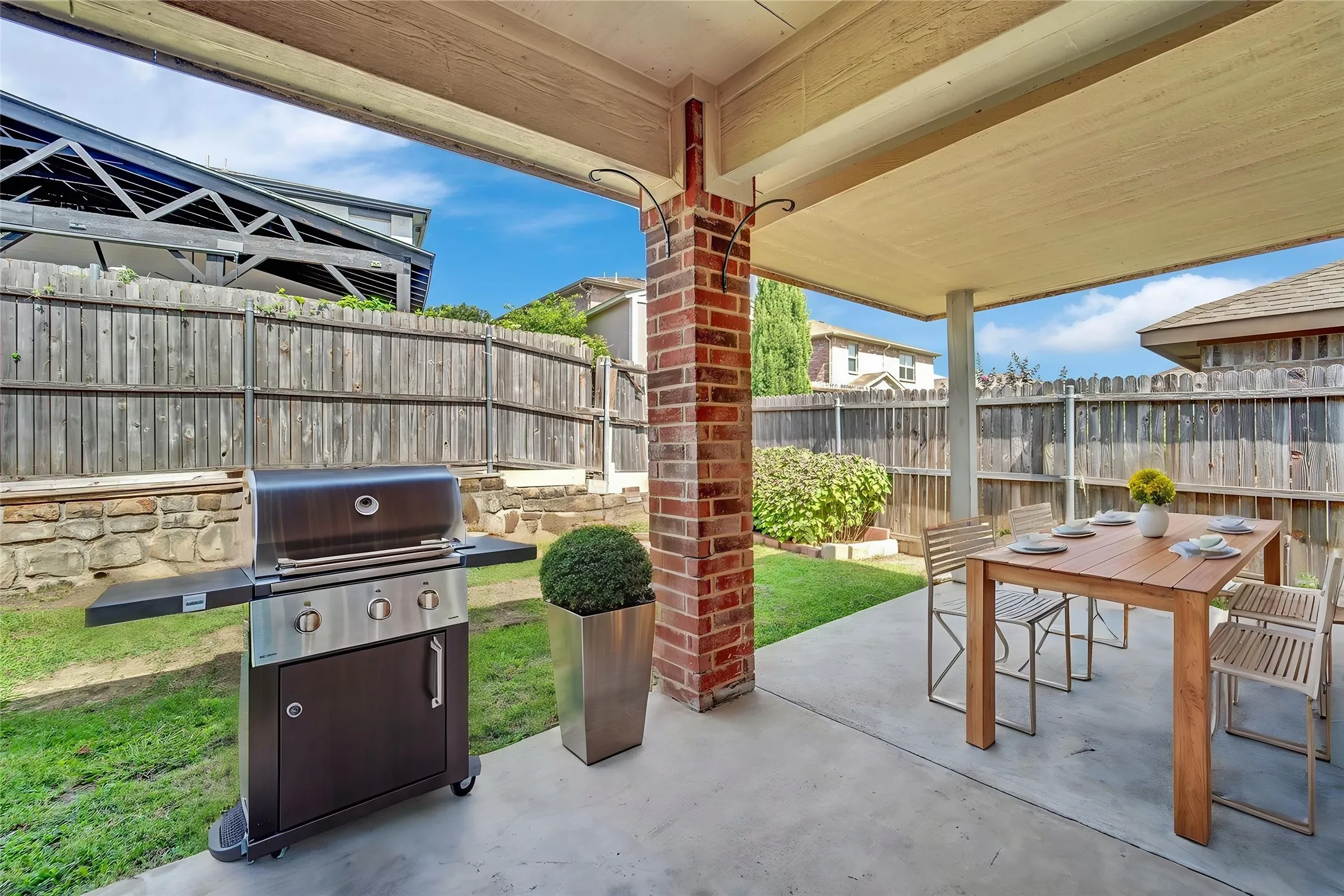 Single Family Residence For Sale in Tarrant County , 5205 Mirror Lake Drive, Haltom City, Texas 76117, 3 Bedroom, 2 Bathroom, 2 Garage spaces, 1,676 Sqft, built in 2008, mls#21338410, Real Estate Agent in Haltom City, Homes For Sale in Tarrant county, Homes For Sale in Haltom City, Realtor in Haltom City Texas, Real Estate Brokerage Independent Realty Texas, Luminita Cordes Realtor