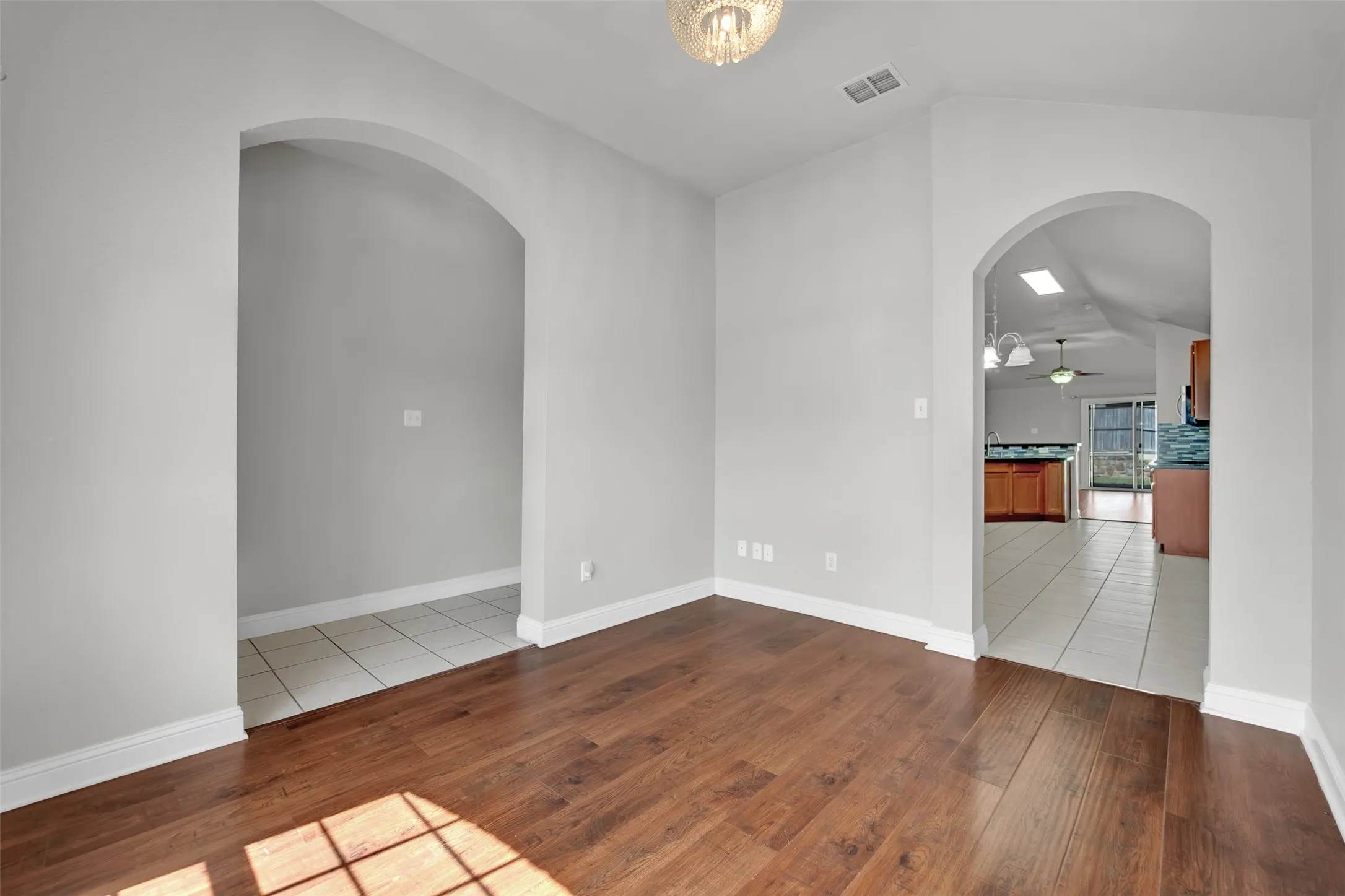 Single Family Residence For Sale in Tarrant County , 5205 Mirror Lake Drive, Haltom City, Texas 76117, 3 Bedroom, 2 Bathroom, 2 Garage spaces, 1,676 Sqft, built in 2008, mls#21338410, Real Estate Agent in Haltom City, Homes For Sale in Tarrant county, Homes For Sale in Haltom City, Realtor in Haltom City Texas, Real Estate Brokerage Independent Realty Texas, Luminita Cordes Realtor