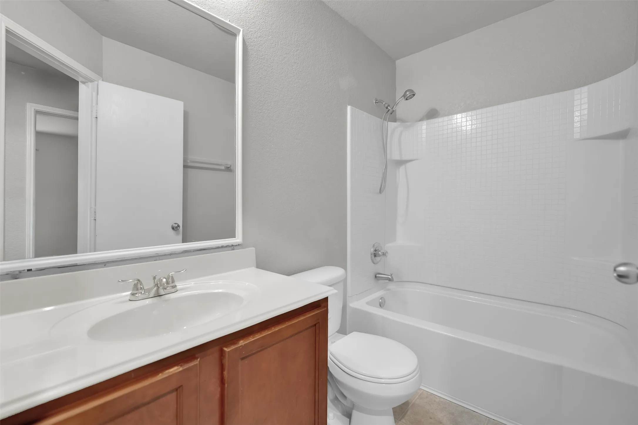 Single Family Residence For Sale in Tarrant County , 5205 Mirror Lake Drive, Haltom City, Texas 76117, 3 Bedroom, 2 Bathroom, 2 Garage spaces, 1,676 Sqft, built in 2008, mls#21338410, Real Estate Agent in Haltom City, Homes For Sale in Tarrant county, Homes For Sale in Haltom City, Realtor in Haltom City Texas, Real Estate Brokerage Independent Realty Texas, Luminita Cordes Realtor