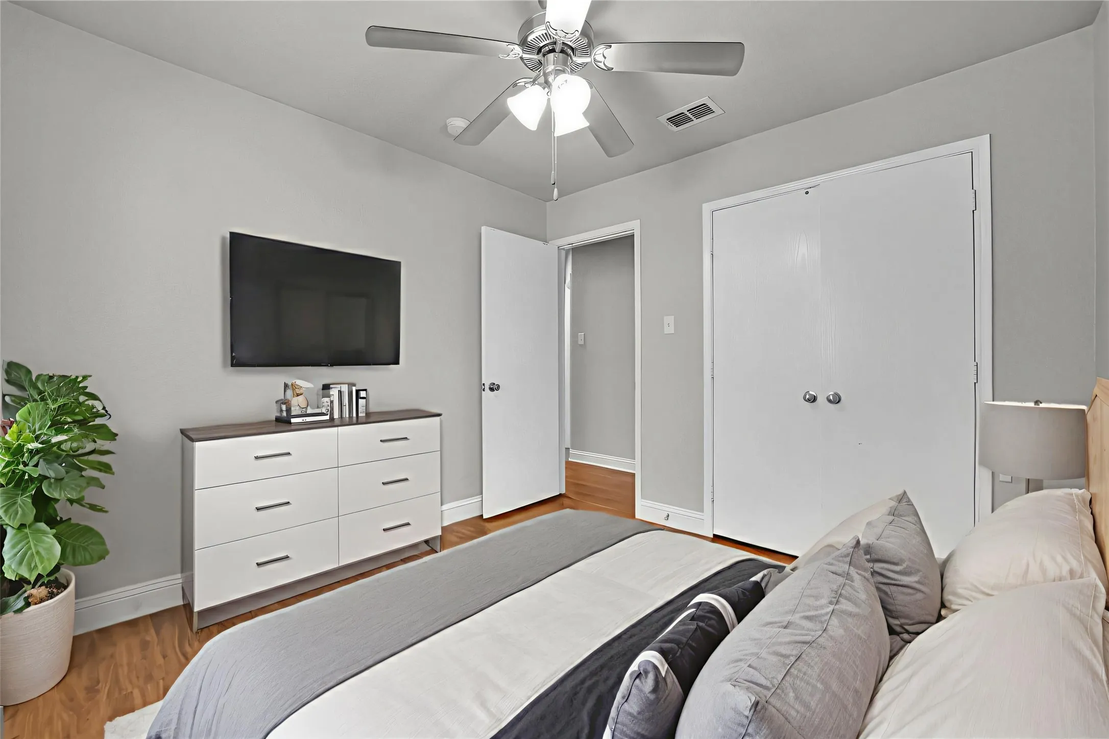 Single Family Residence For Sale in Tarrant County , 5205 Mirror Lake Drive, Haltom City, Texas 76117, 3 Bedroom, 2 Bathroom, 2 Garage spaces, 1,676 Sqft, built in 2008, mls#21338410, Real Estate Agent in Haltom City, Homes For Sale in Tarrant county, Homes For Sale in Haltom City, Realtor in Haltom City Texas, Real Estate Brokerage Independent Realty Texas, Luminita Cordes Realtor