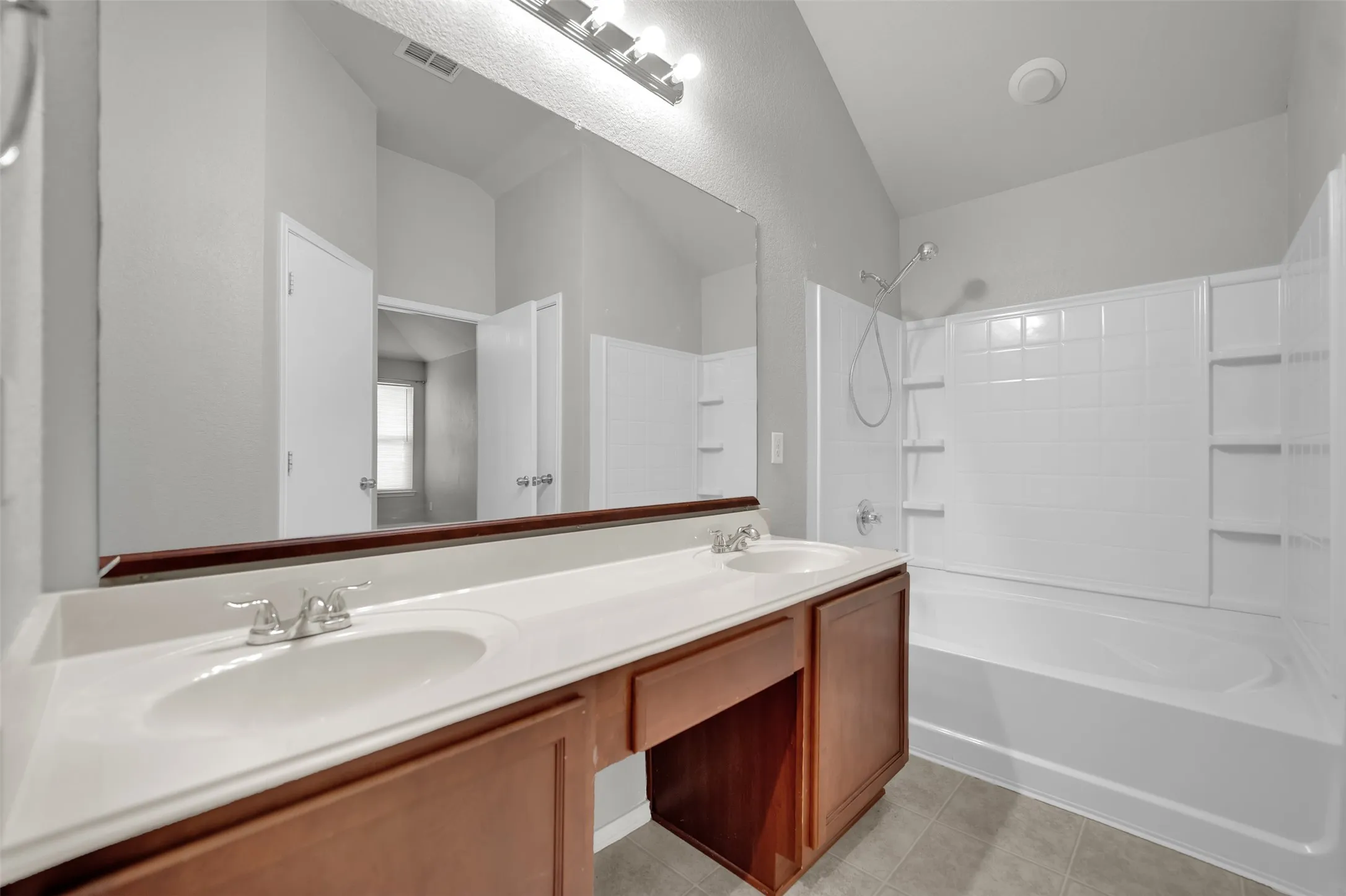 Single Family Residence For Sale in Tarrant County , 5205 Mirror Lake Drive, Haltom City, Texas 76117, 3 Bedroom, 2 Bathroom, 2 Garage spaces, 1,676 Sqft, built in 2008, mls#21338410, Real Estate Agent in Haltom City, Homes For Sale in Tarrant county, Homes For Sale in Haltom City, Realtor in Haltom City Texas, Real Estate Brokerage Independent Realty Texas, Luminita Cordes Realtor