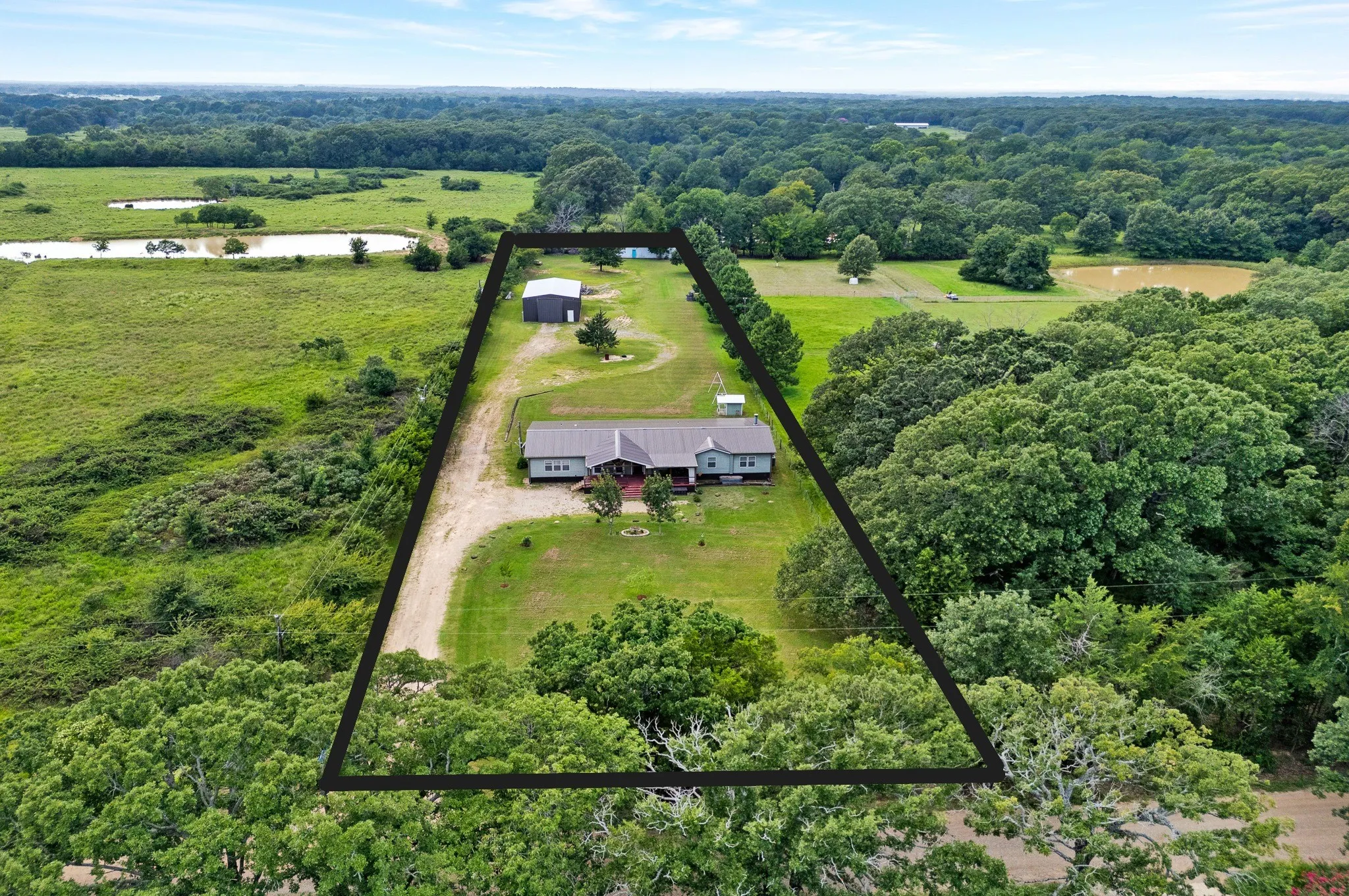Mobile Home For Sale in Fannin County , 923 County Road 2415, Honey Grove, Texas 75446, 4 Bedroom, 2 Bathroom, 4 Garage spaces, 2,560 Sqft, built in 2004, mls#21338215, Real Estate Agent in Honey Grove, Homes For Sale in Fannin county, Homes For Sale in Honey Grove, Realtor in Honey Grove Texas, Real Estate Brokerage Independent Realty Texas, Luminita Cordes Realtor