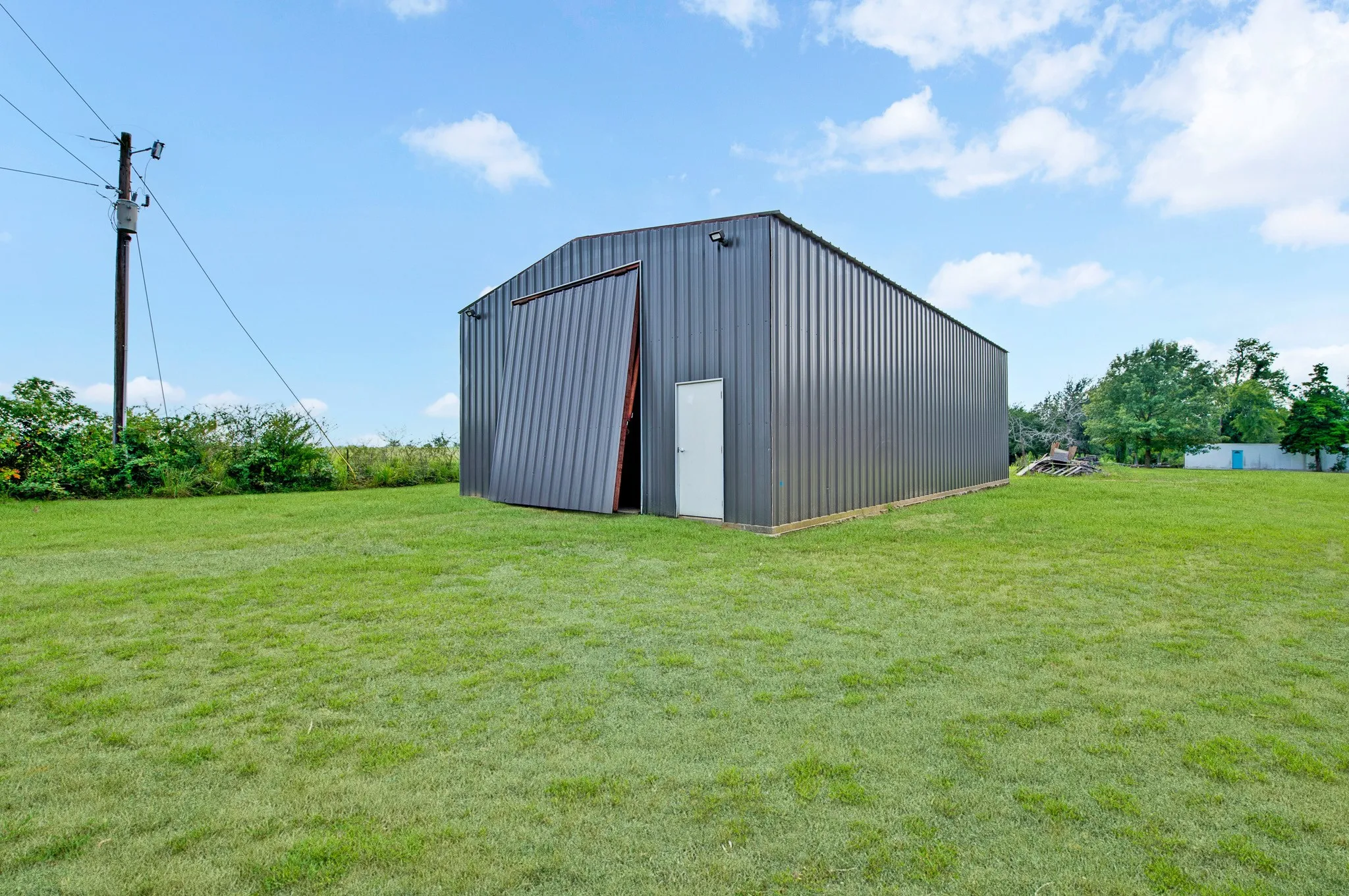 Mobile Home For Sale in Fannin County , 923 County Road 2415, Honey Grove, Texas 75446, 4 Bedroom, 2 Bathroom, 4 Garage spaces, 2,560 Sqft, built in 2004, mls#21338215, Real Estate Agent in Honey Grove, Homes For Sale in Fannin county, Homes For Sale in Honey Grove, Realtor in Honey Grove Texas, Real Estate Brokerage Independent Realty Texas, Luminita Cordes Realtor