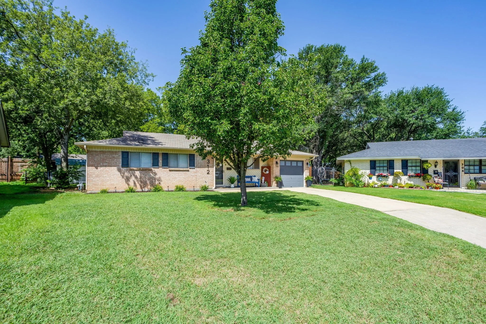 Single Family Residence For Sale in Johnson County , 312 Gardenia Court, Burleson, Texas 76028, 3 Bedroom, 2 Bathroom, 1 Garage spaces, 1,197 Sqft, built in 1966, mls#21337063, Real Estate Agent in Burleson, Homes For Sale in Johnson county, Homes For Sale in Burleson, Realtor in Burleson Texas, Real Estate Brokerage Independent Realty Texas, Luminita Cordes Realtor