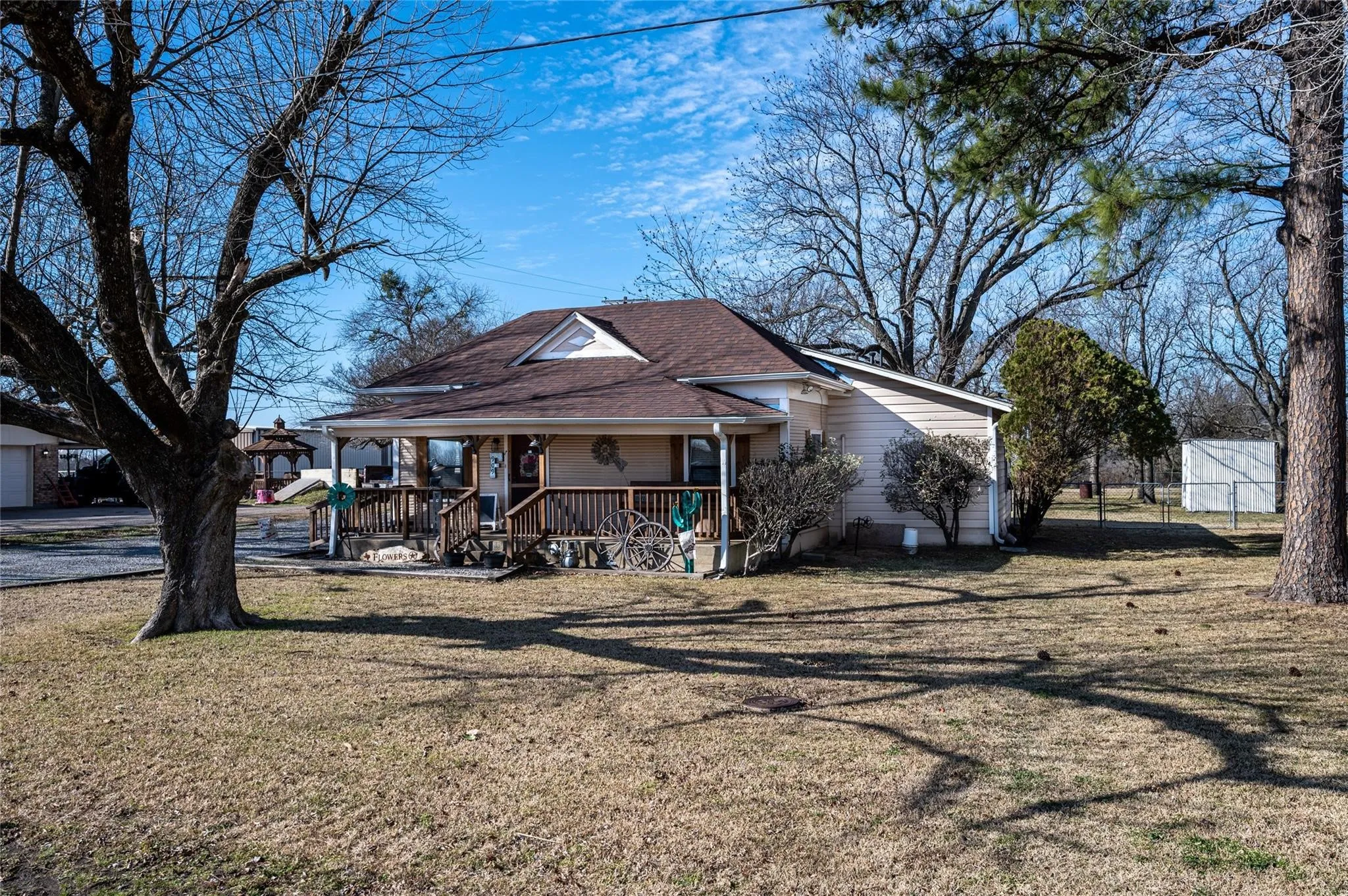 Single Family Residence For Sale in Fannin County , 909 N Main Street, Ector, Texas 75439, 3 Bedroom, 2 Bathroom, Garage spaces, 1,165 Sqft, built in 1920, mls#21338136, Real Estate Agent in Ector, Homes For Sale in Fannin county, Homes For Sale in Ector, Realtor in Ector Texas, Real Estate Brokerage Independent Realty Texas, Luminita Cordes Realtor