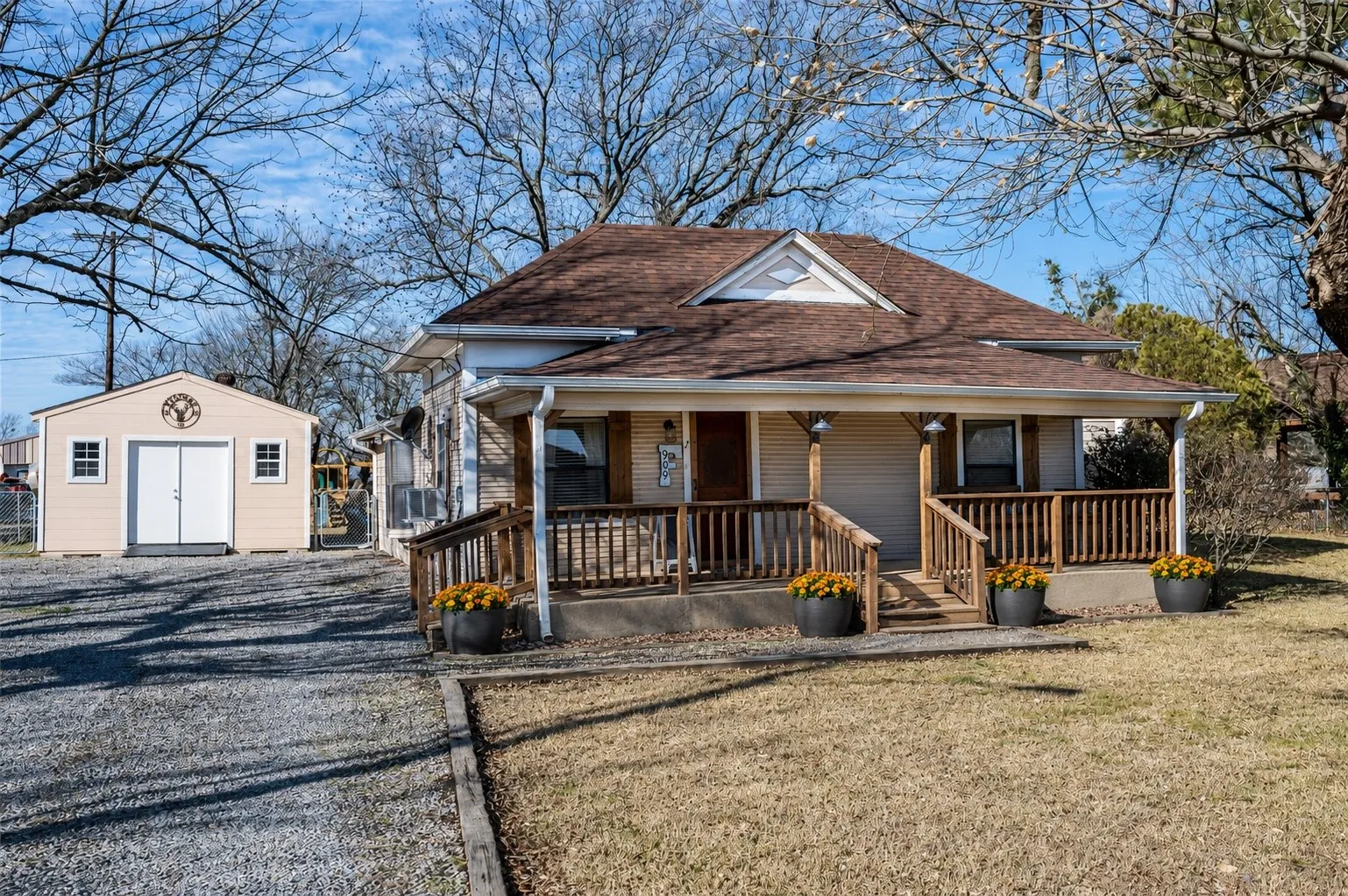 Single Family Residence For Sale in Fannin County , 909 N Main Street, Ector, Texas 75439, 3 Bedroom, 2 Bathroom, Garage spaces, 1,165 Sqft, built in 1920, mls#21338136, Real Estate Agent in Ector, Homes For Sale in Fannin county, Homes For Sale in Ector, Realtor in Ector Texas, Real Estate Brokerage Independent Realty Texas, Luminita Cordes Realtor