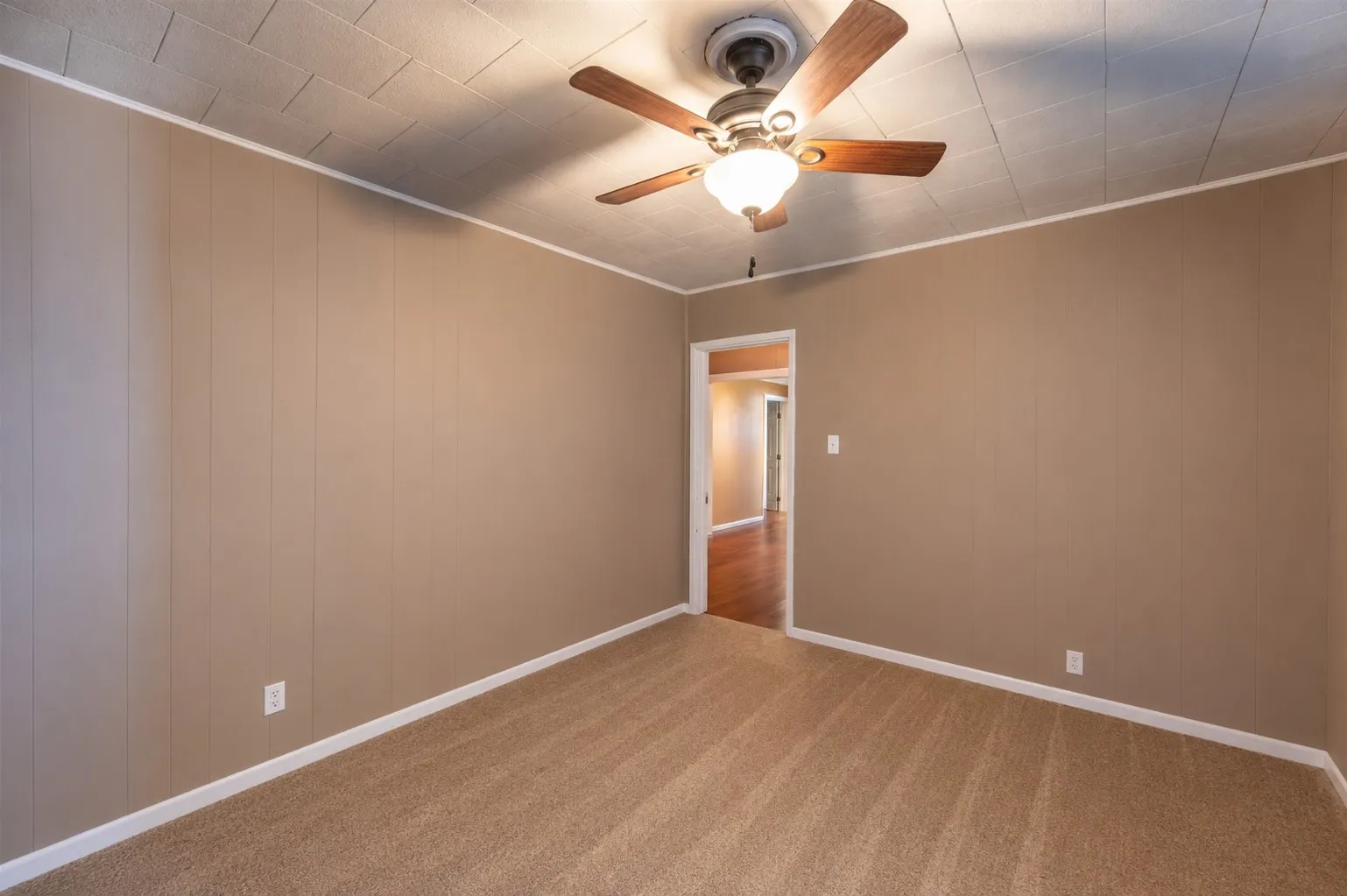 Single Family Residence For Sale in Fannin County , 909 N Main Street, Ector, Texas 75439, 3 Bedroom, 2 Bathroom, Garage spaces, 1,165 Sqft, built in 1920, mls#21338136, Real Estate Agent in Ector, Homes For Sale in Fannin county, Homes For Sale in Ector, Realtor in Ector Texas, Real Estate Brokerage Independent Realty Texas, Luminita Cordes Realtor